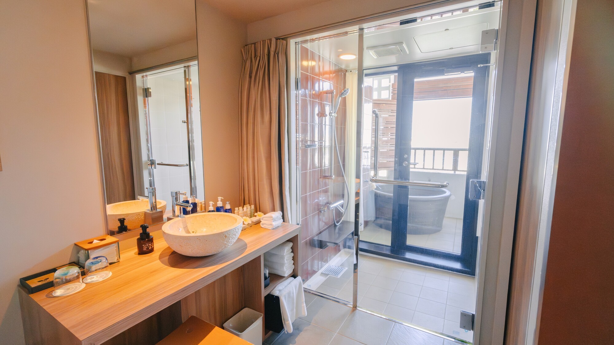 露天風呂へと続くバルコニー、リゾート感あふれる水回り