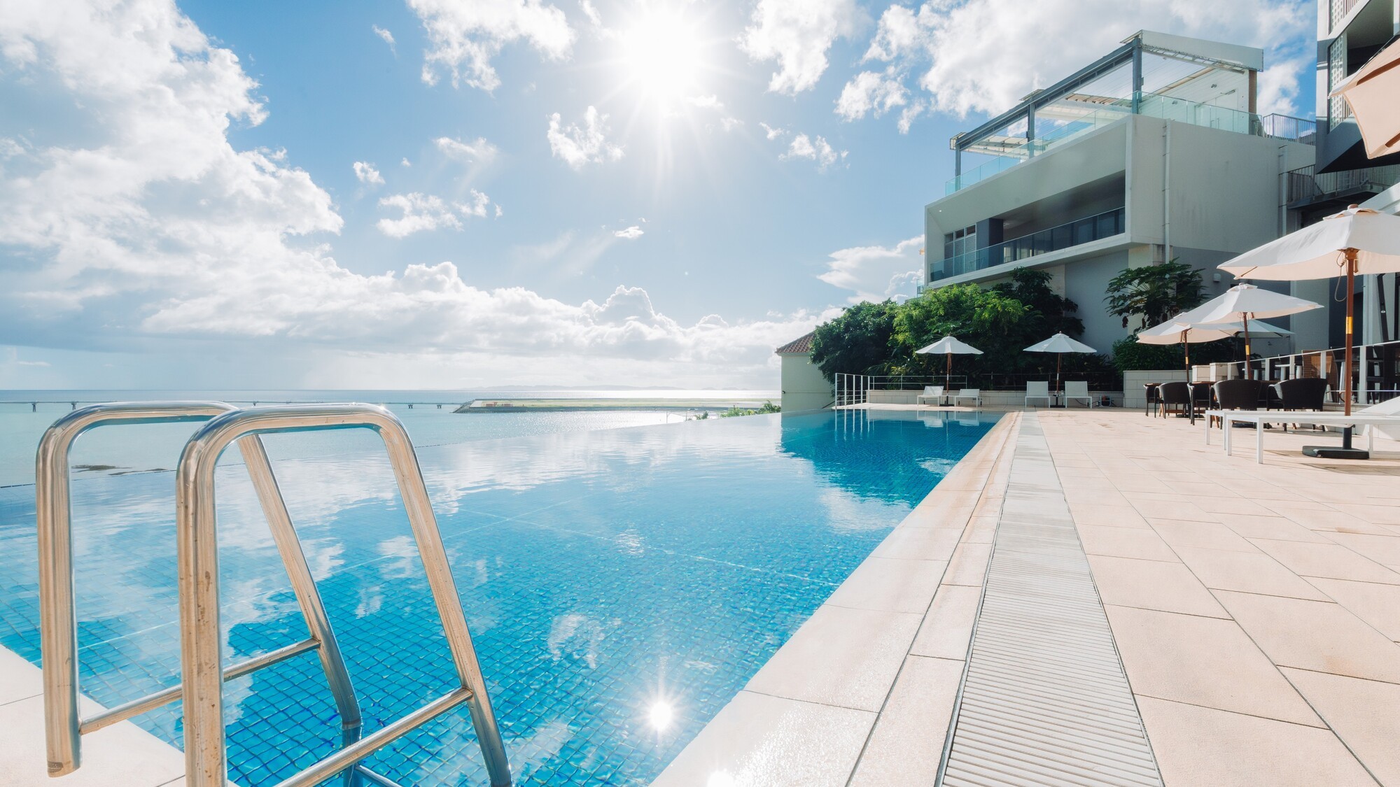 太陽と海、空が溶け合う、感動のインフィニティプール