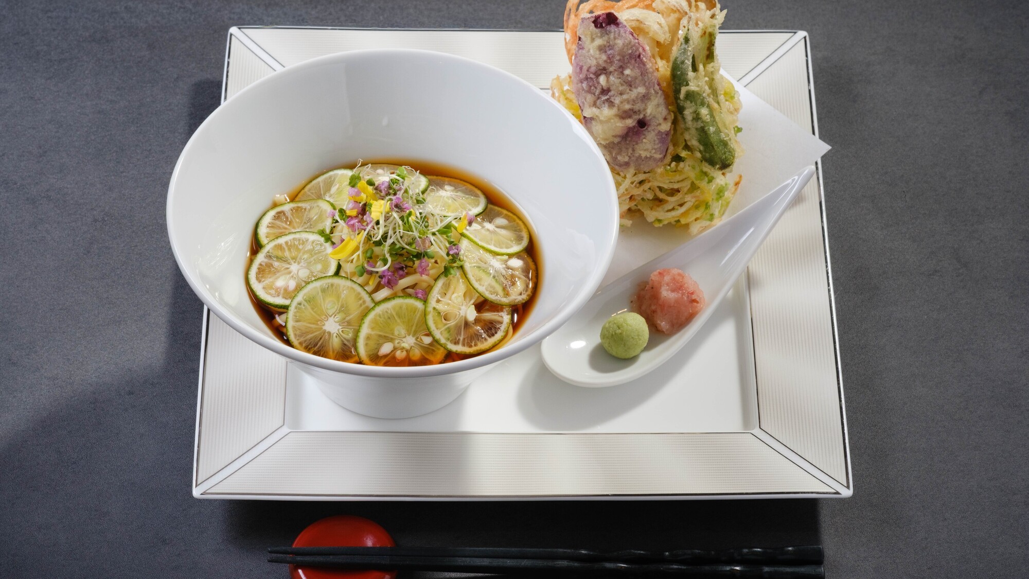 メイン 黒糖泡盛天つゆで味わう、沖縄らしさ感じる天ざる蕎麦
