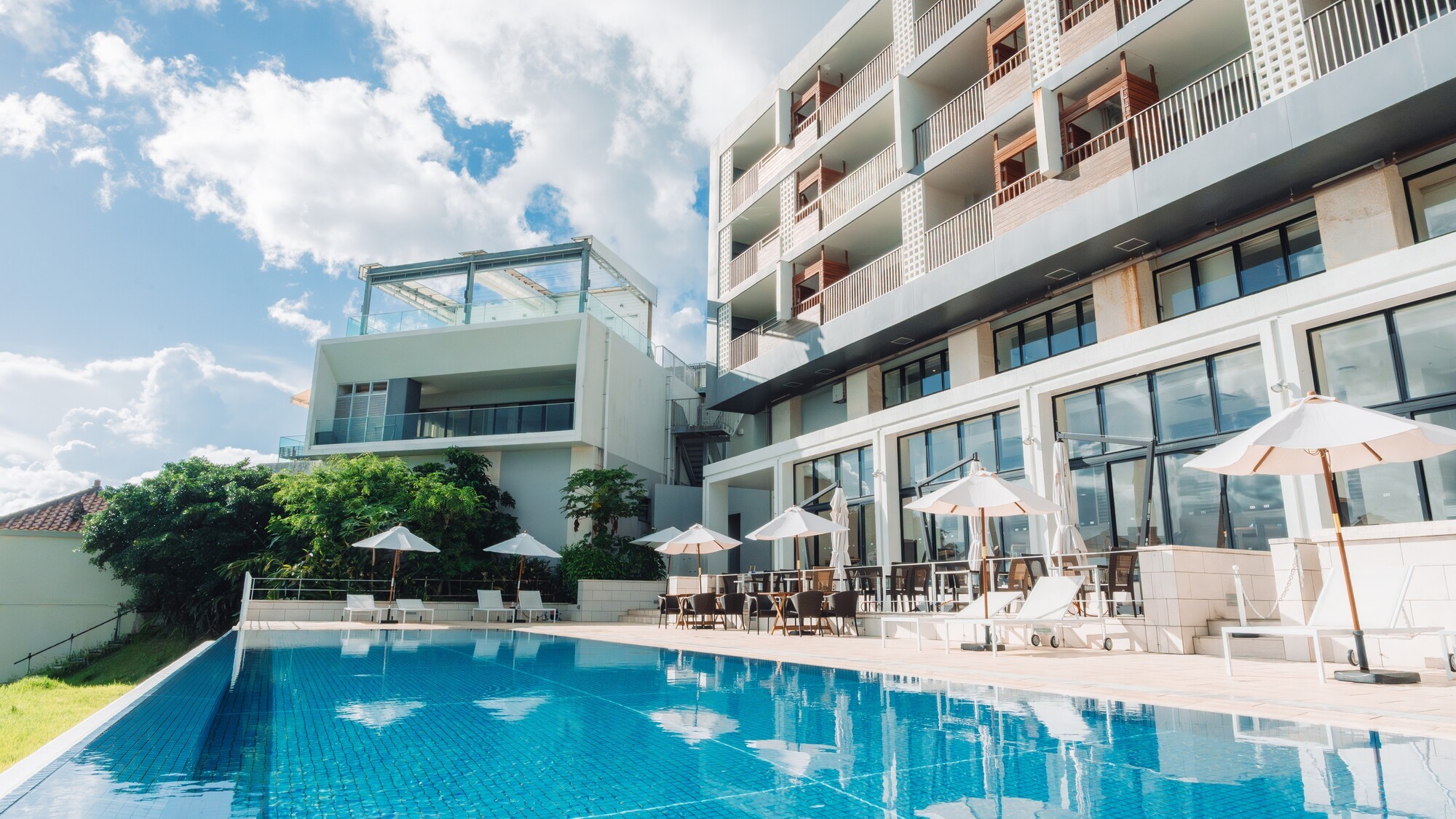 太陽の光を浴びて輝くプールサイド