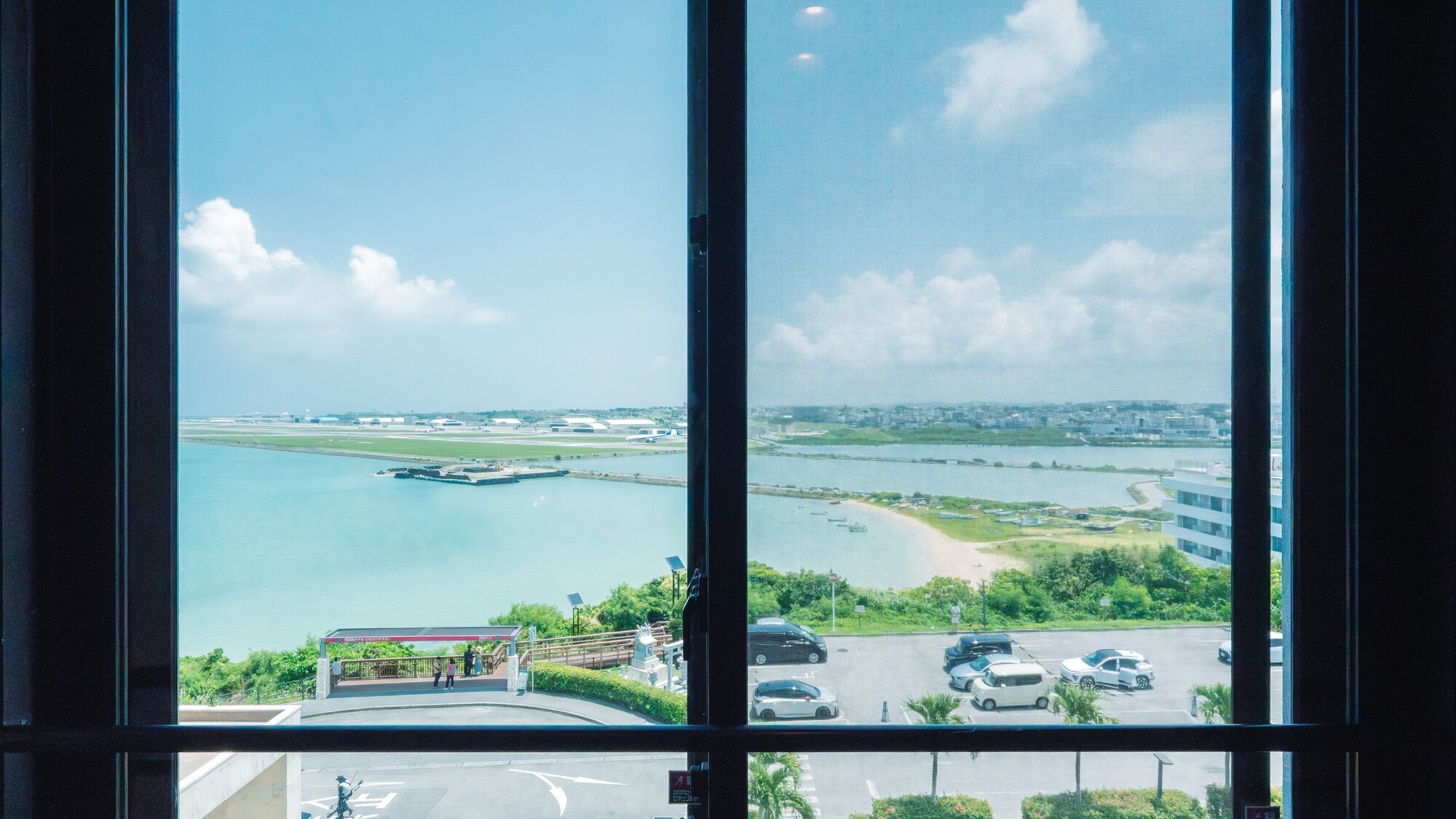 飛行機が行き交う非日常の眺望が、特別な旅の思い出を演出