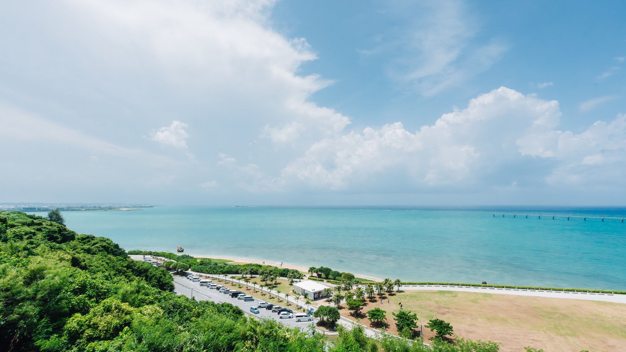 客室から望むエメラルドグリーンの海と雄大な空