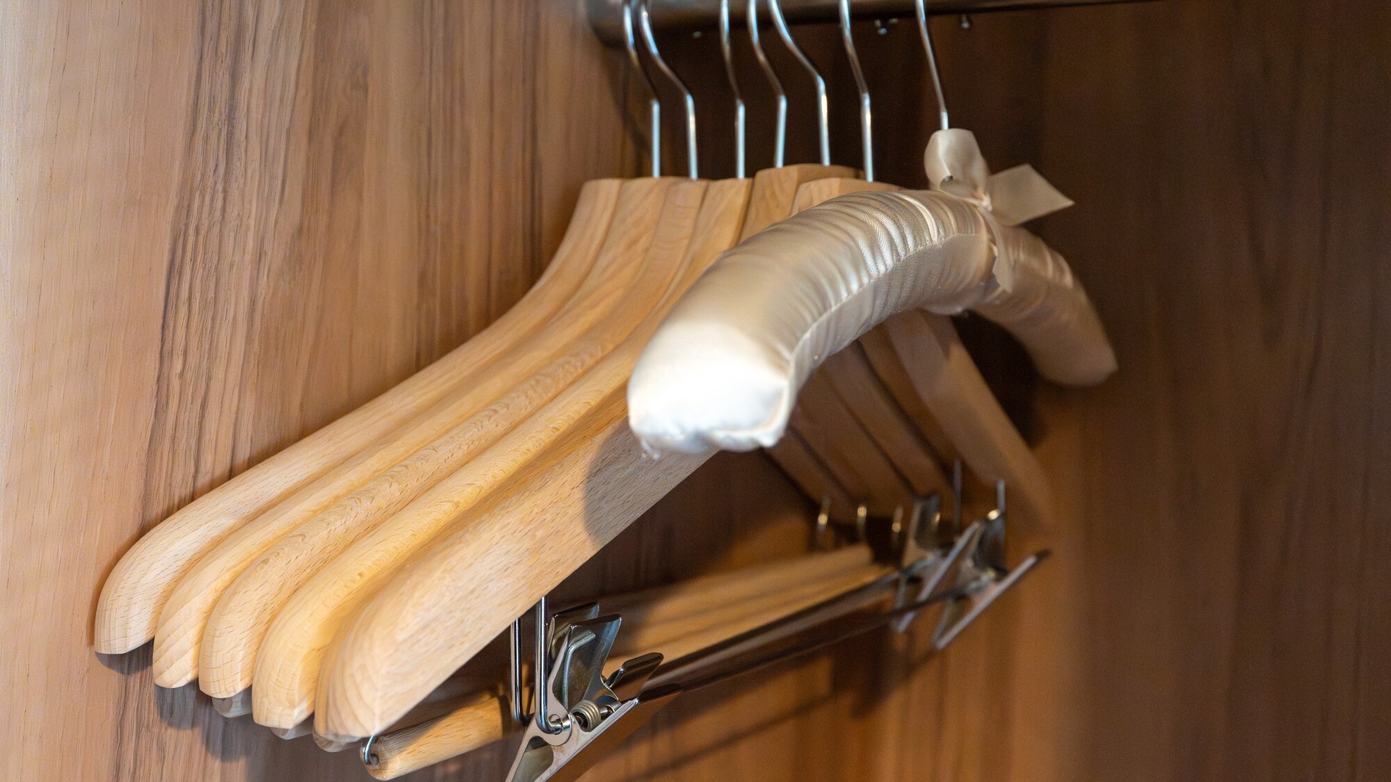 上質な木製ハンガーをご用意しております