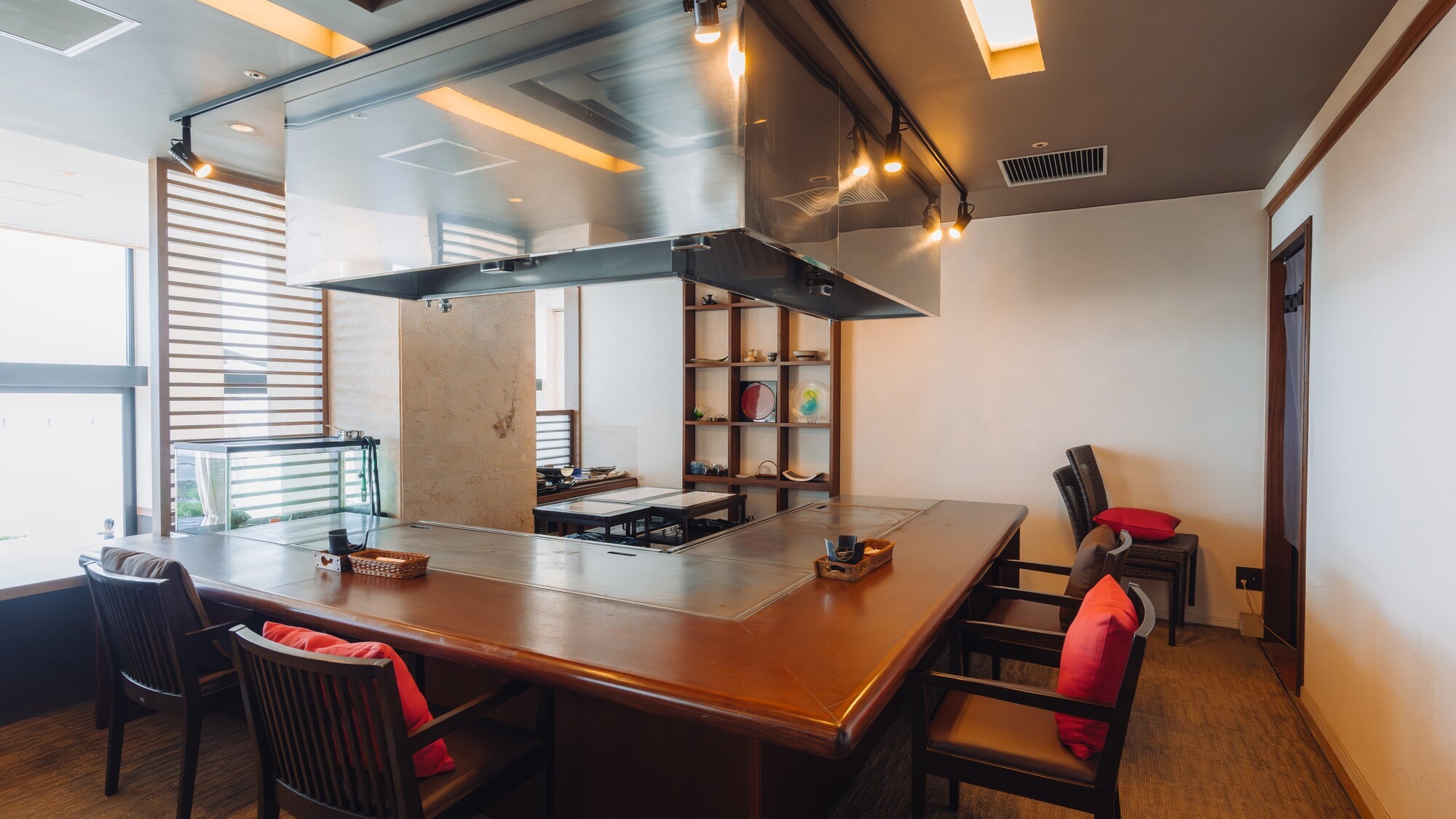 極上の沖縄食材を鉄板焼きスタイルでご提供します