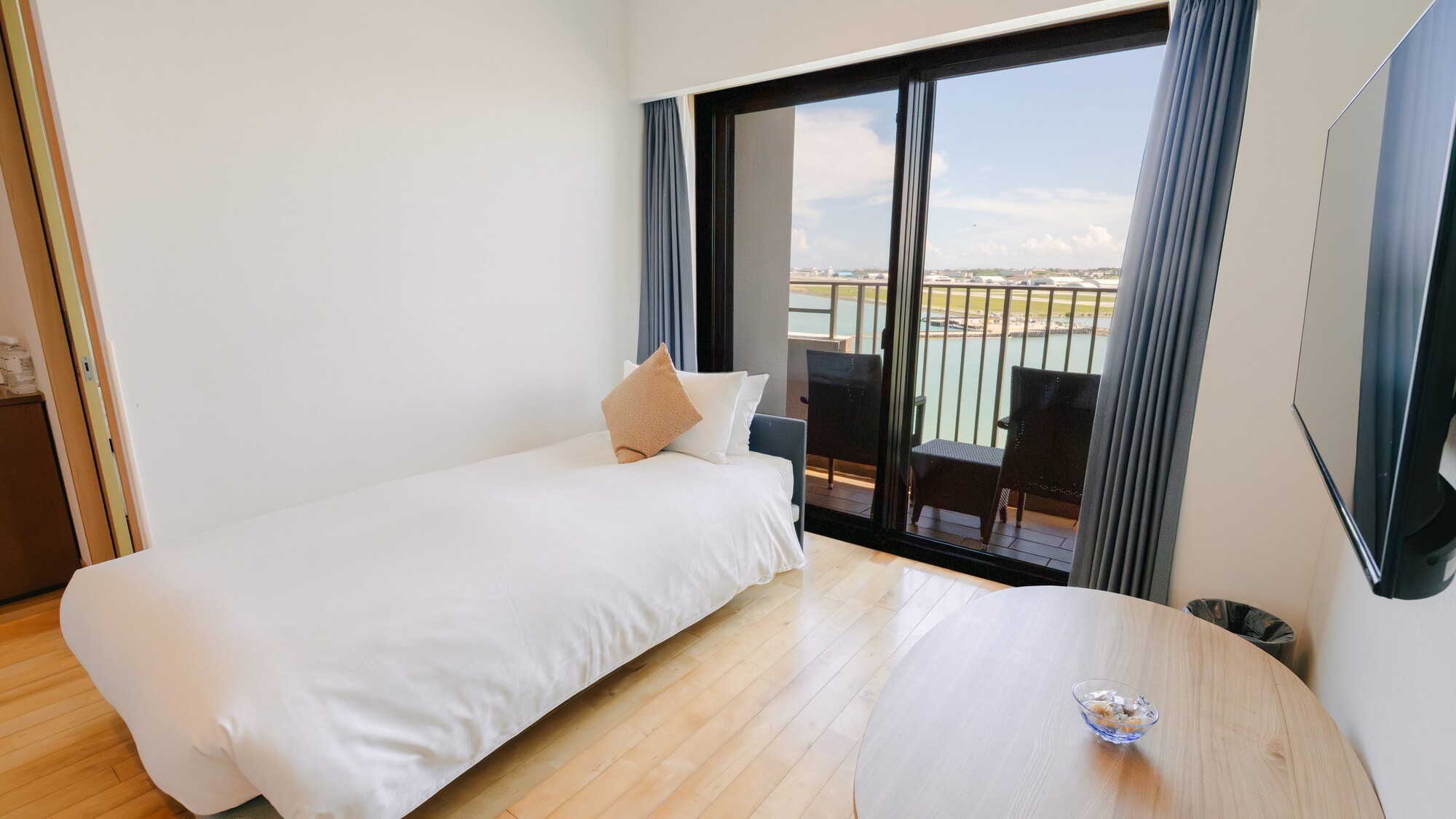 メインのベッドと変わらない、上質な寝具