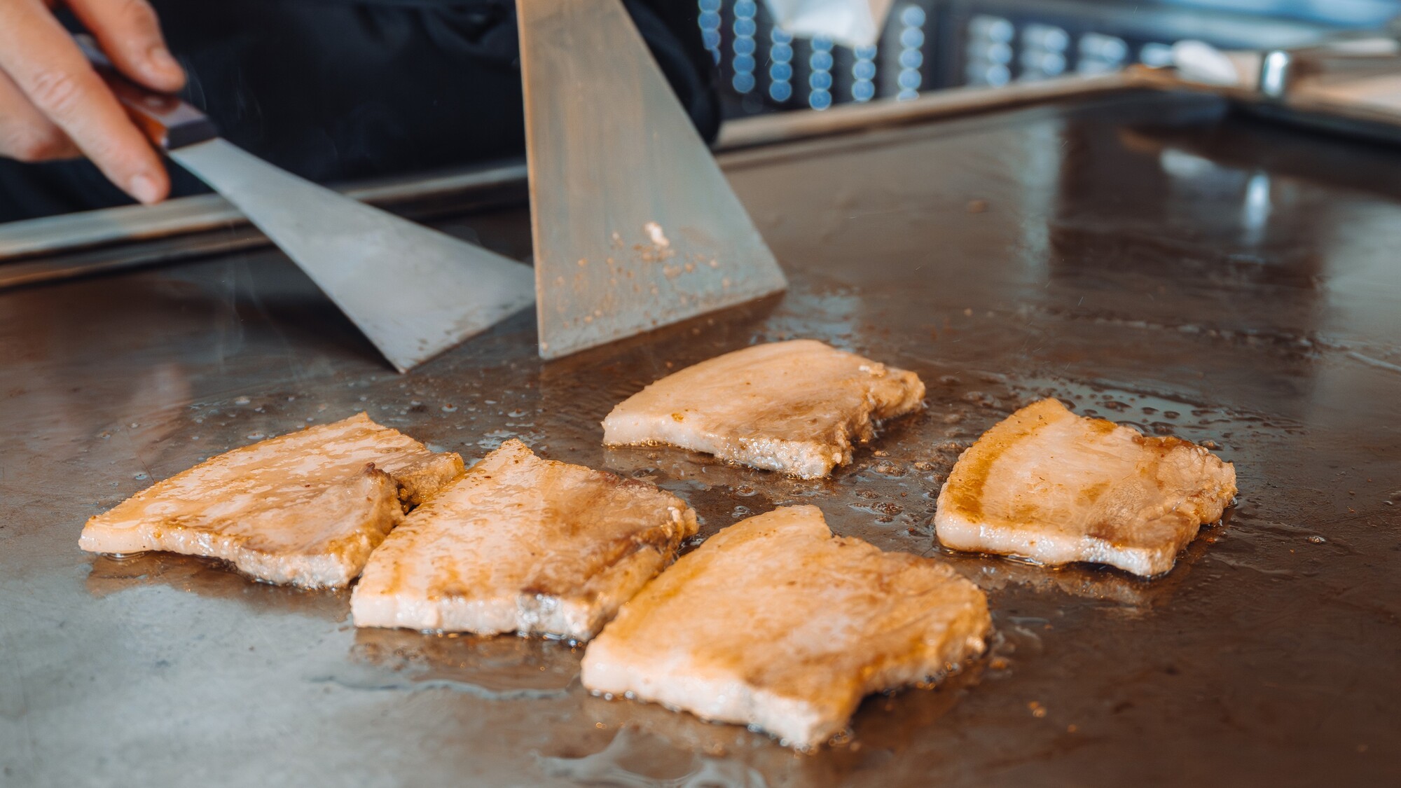 目の前で焼き上げる熱々の あぐー豚ステーキ