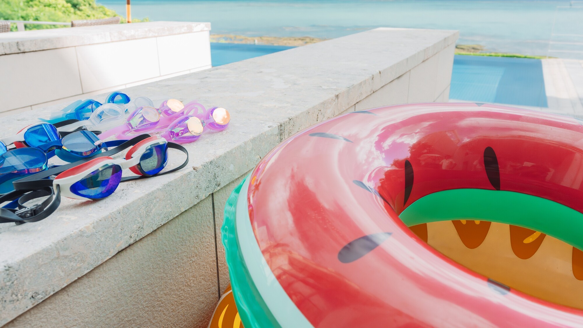 スイカの浮き輪とゴーグルで、リゾート気分MAX！