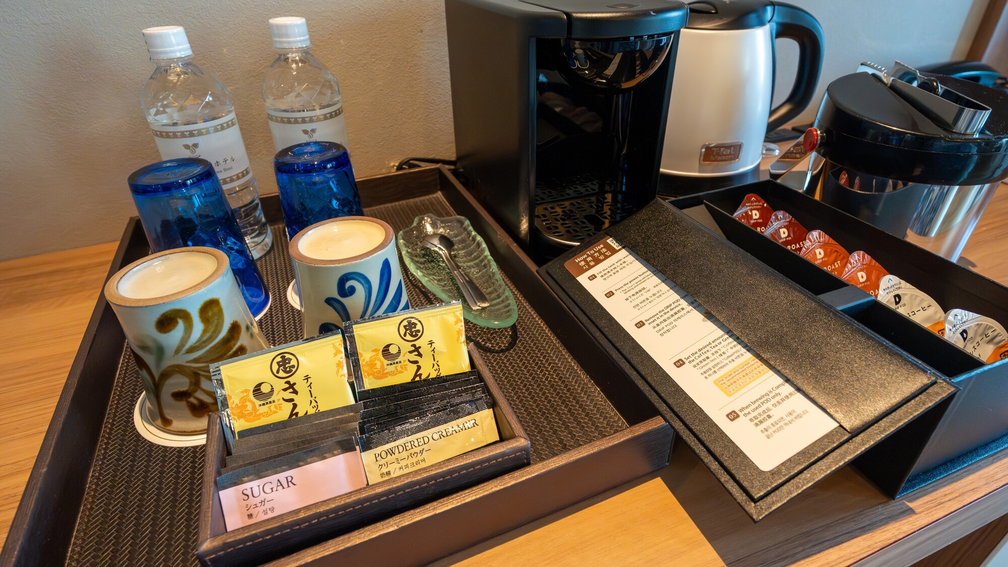 コーヒーメーカーやお水、沖縄のお茶をご用意