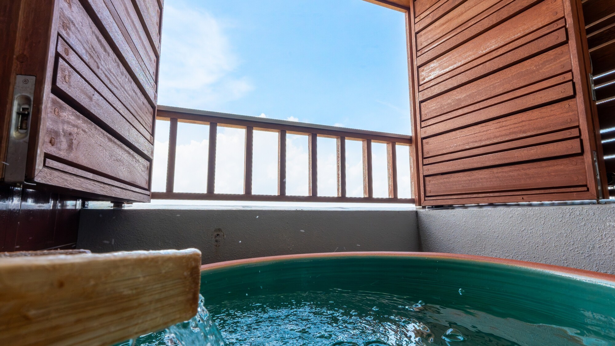 最上階から望む絶景とプライベートな温泉体験