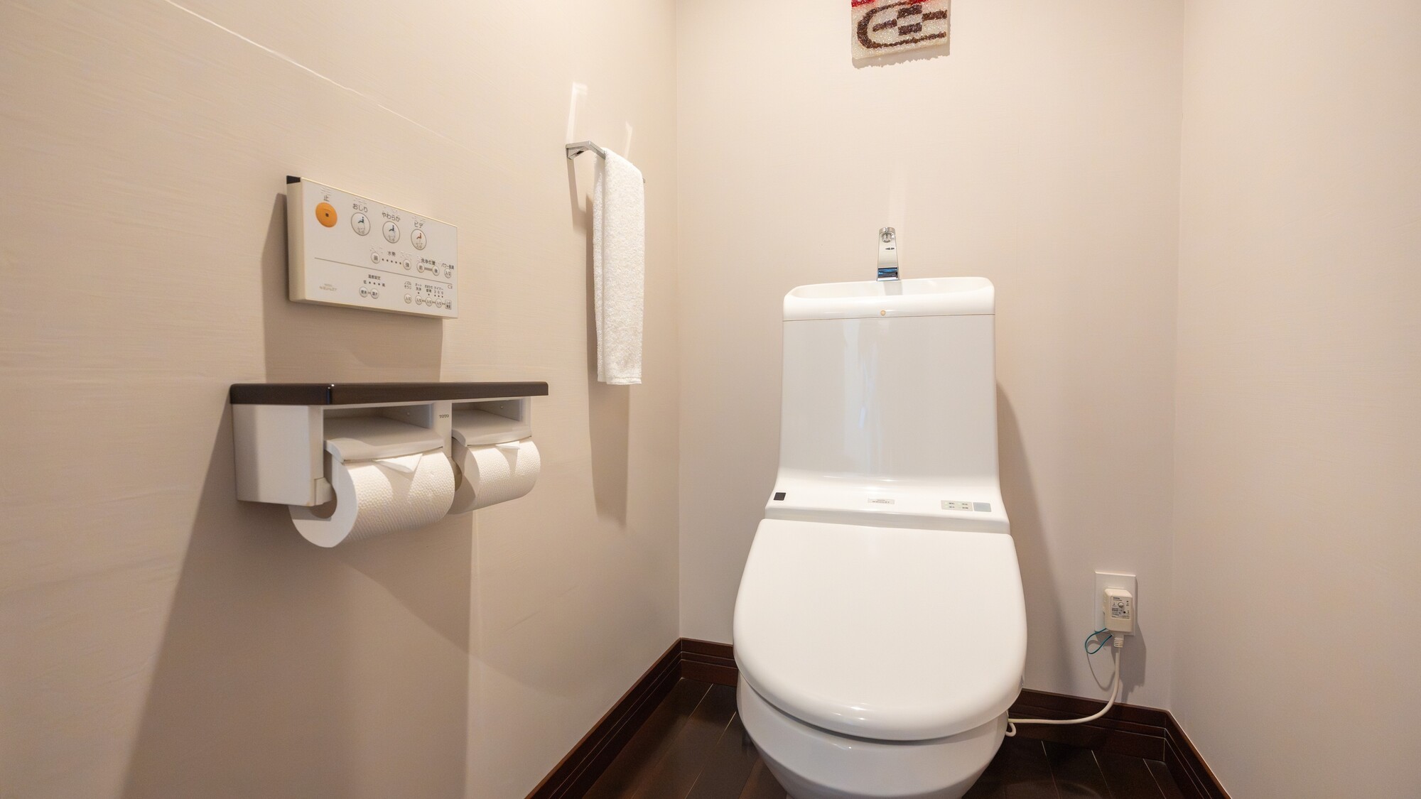温水洗浄機能付きの独立型トイレ