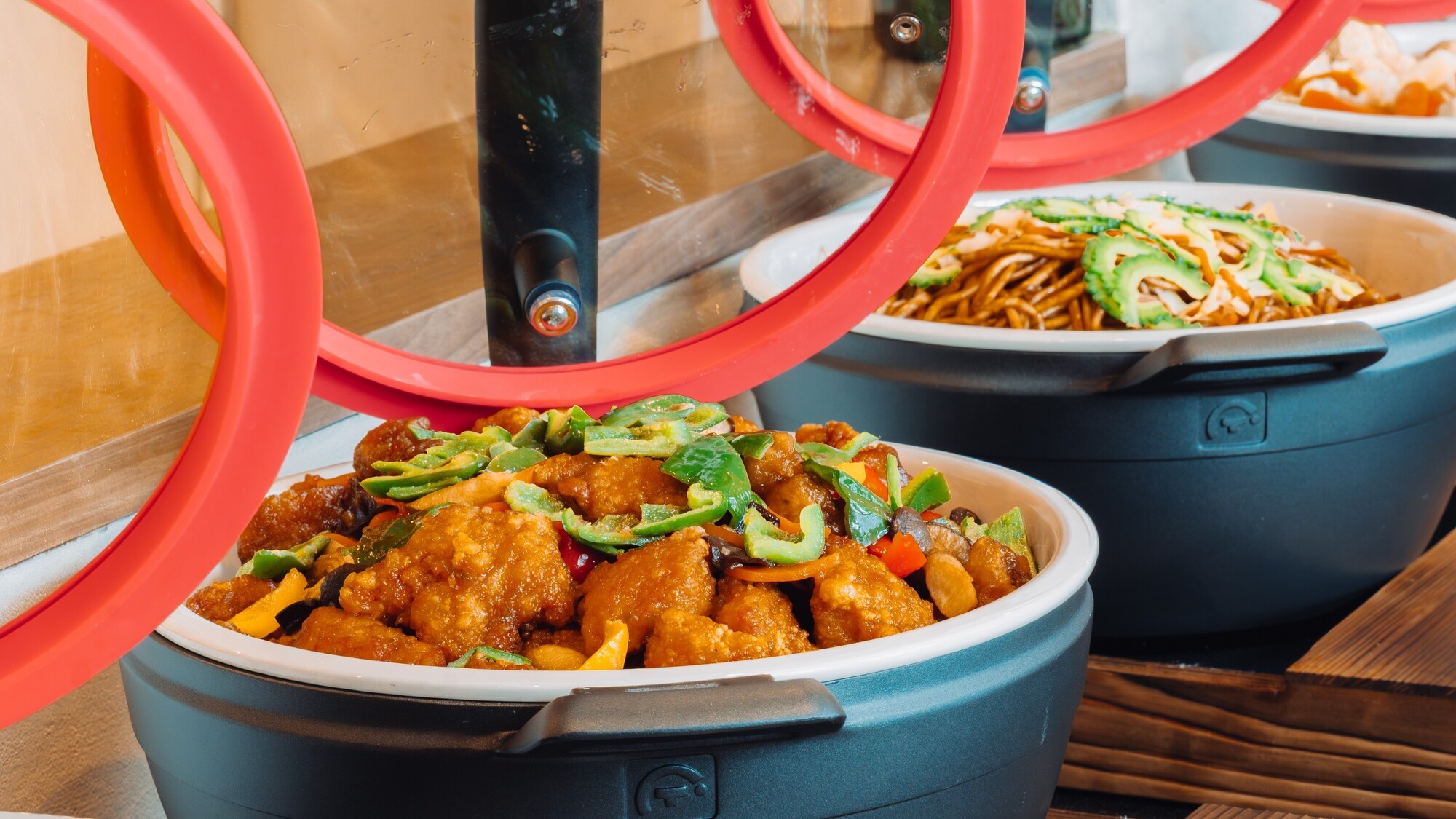 沖縄の苦味と黒胡椒の刺激！豪華ホットミール