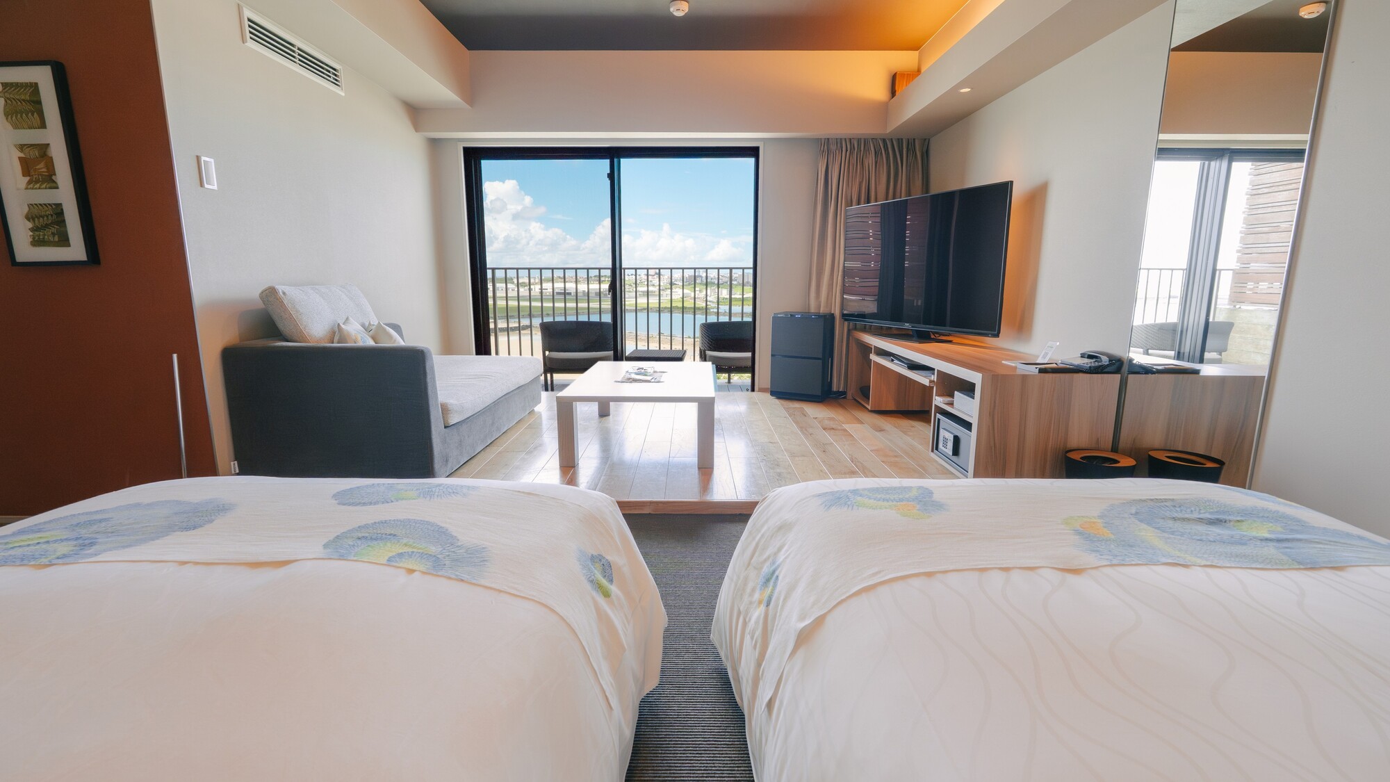 滑走路と街の夜景を一望できるベッドエリア