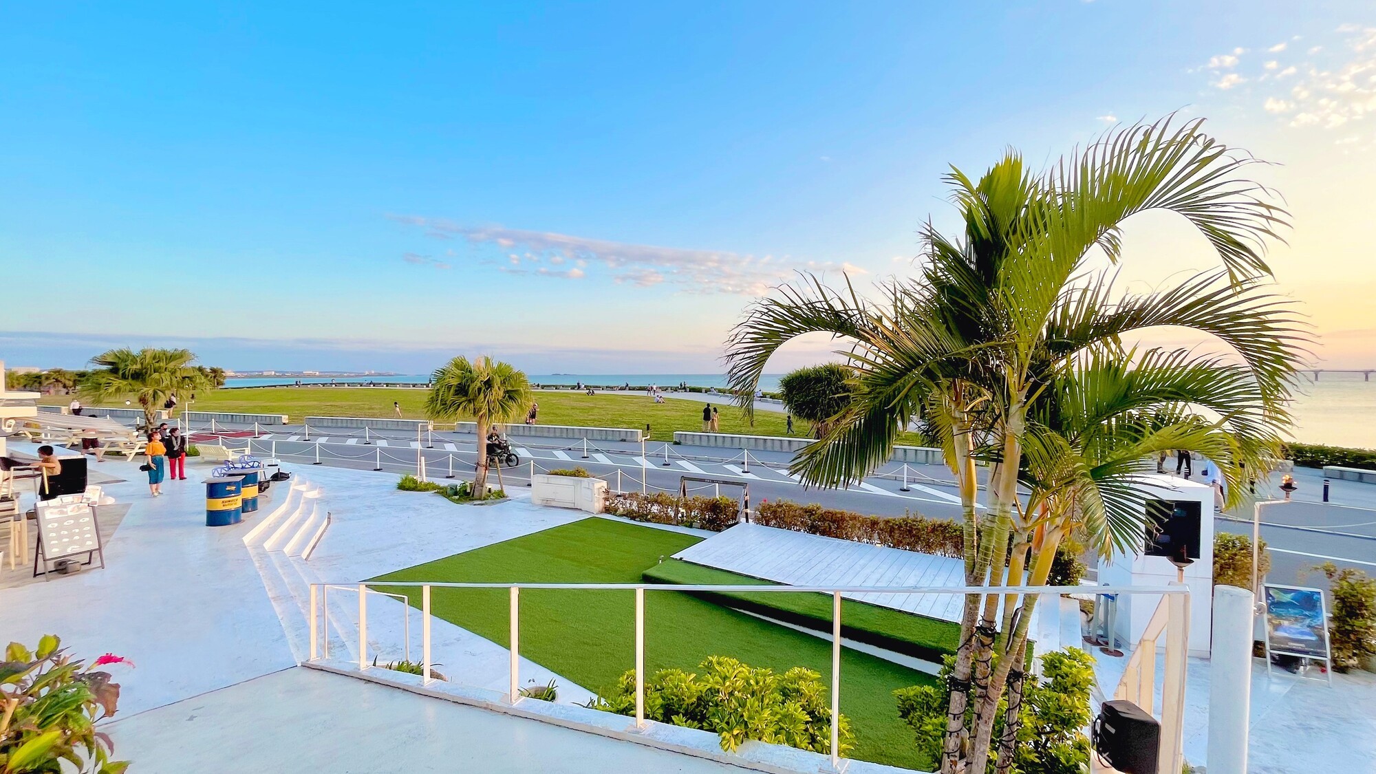 ここにしかない個性あふれるお店が瀬長島の絶景と融合する素敵な空間