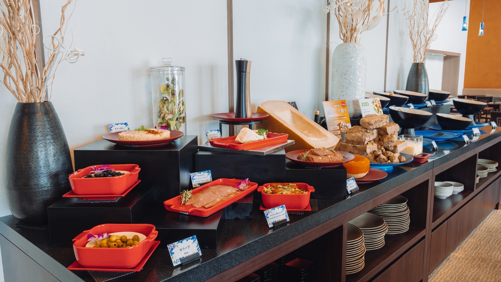 朝から贅沢！「瀬長アイランド」オードブル＆チーズコーナー