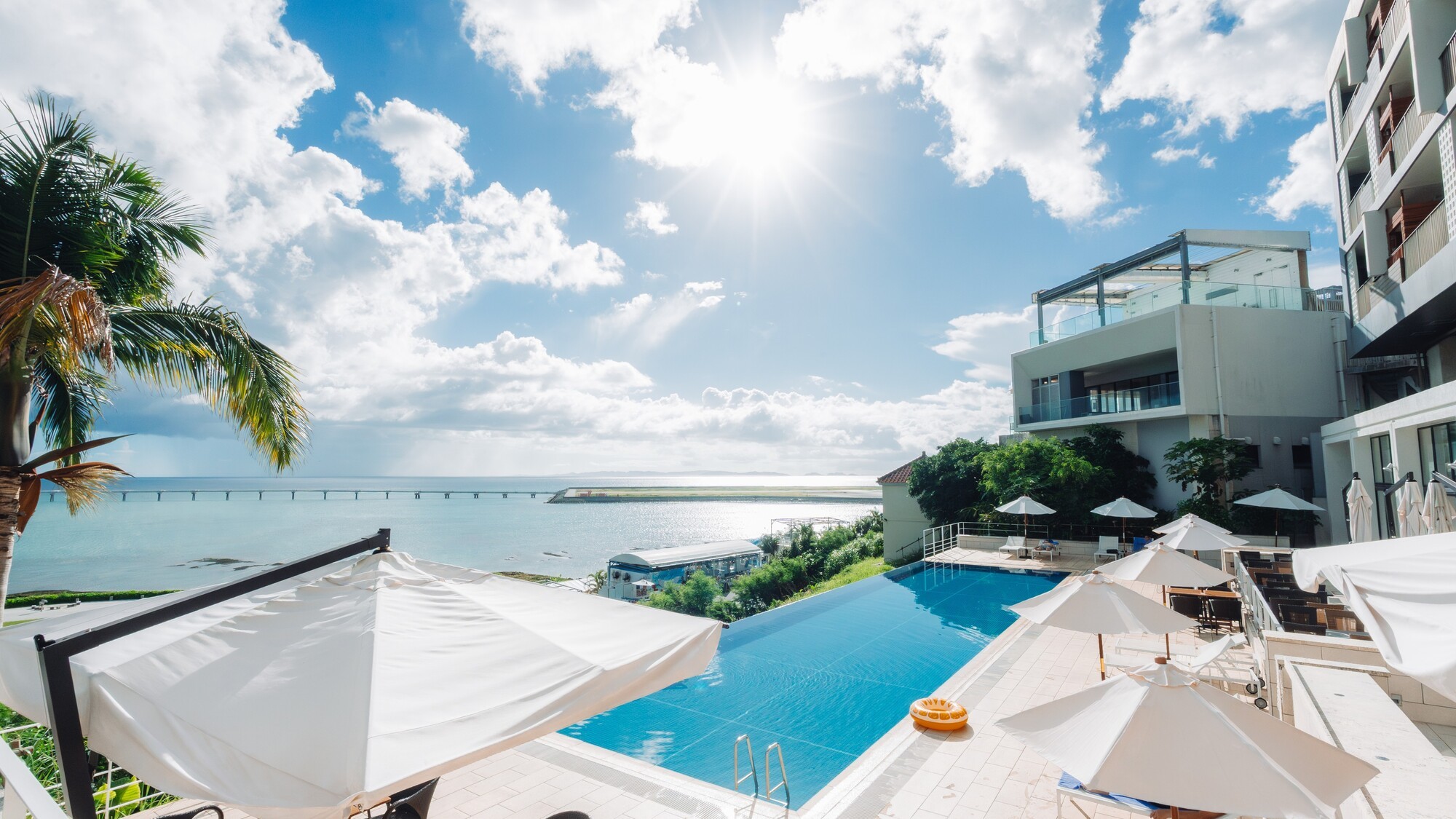 目の前に広がる水平線と一体化したようなプール