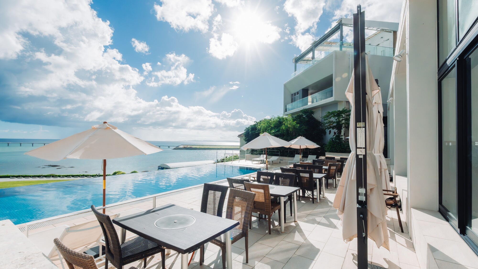 開放的なプールサイドでのBBQもお楽しみいただけます