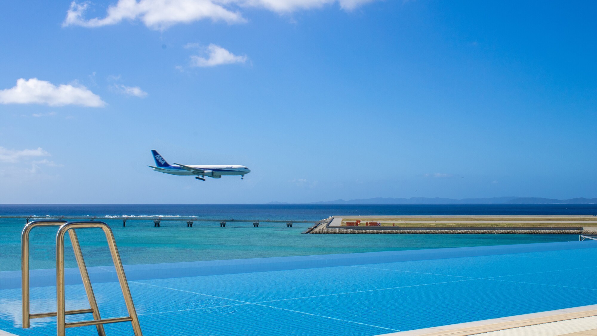 青い空青い海そして間近に見える機体