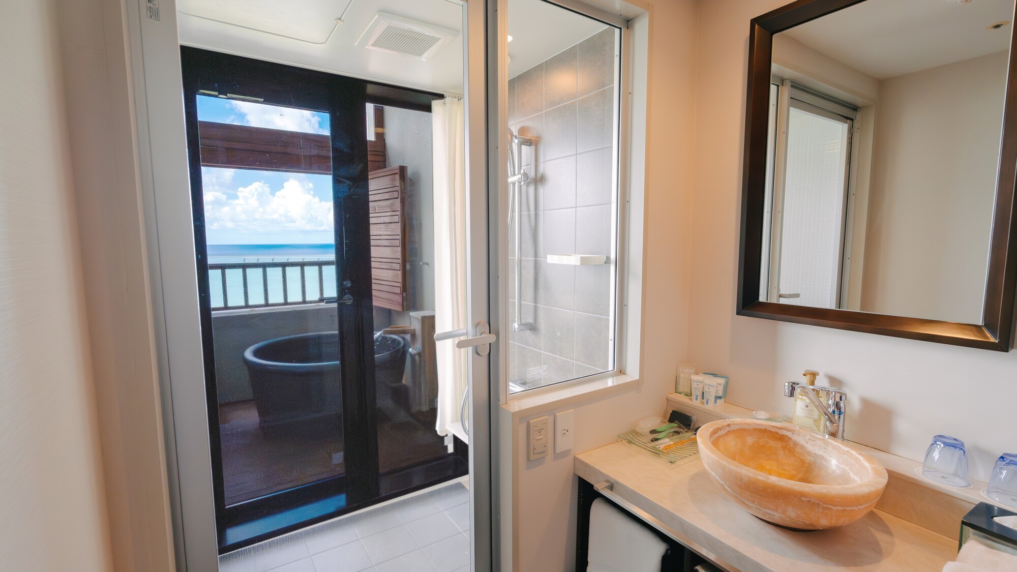 独立したシャワーブースとデザイン性の高い洗面台