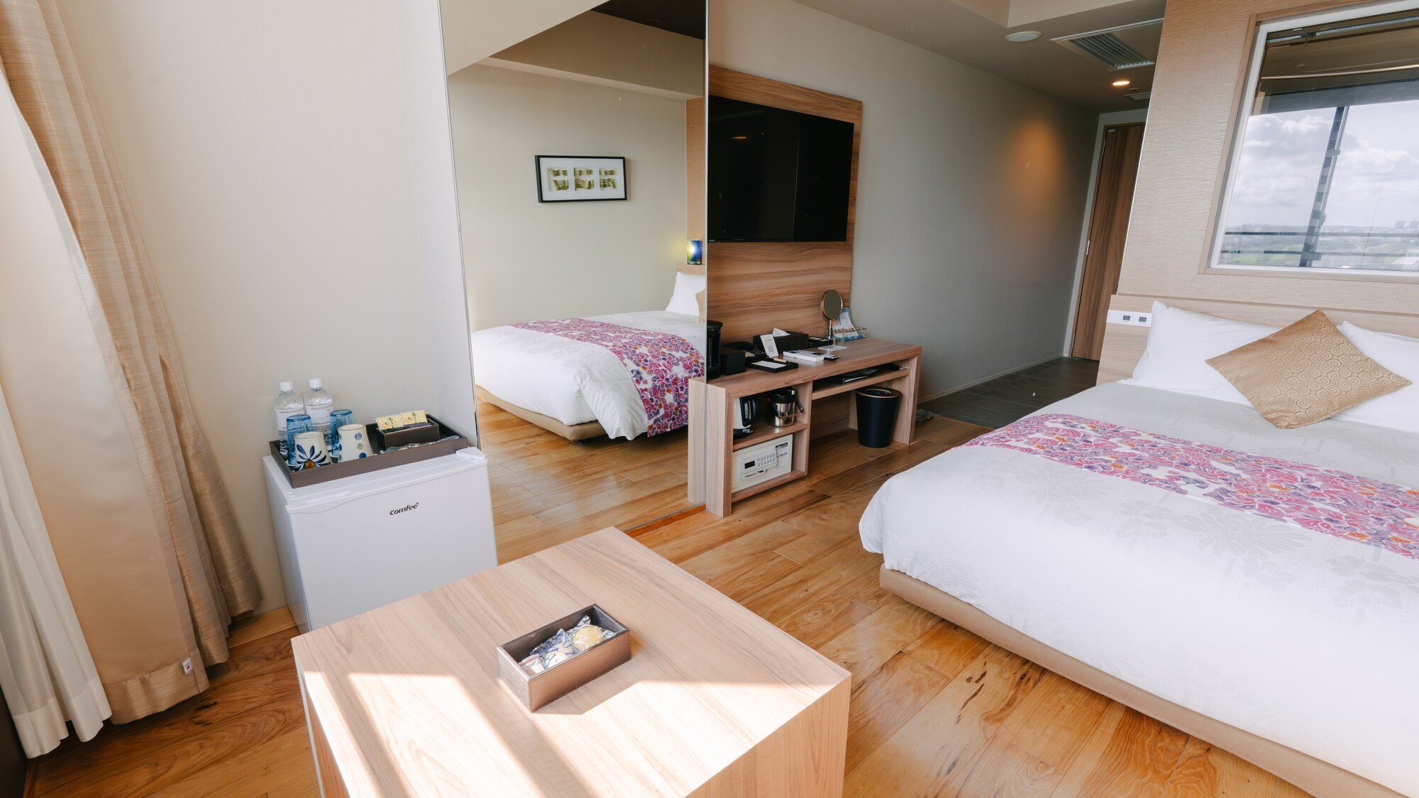 木目調のインテリアと家具でゆったりとした空間