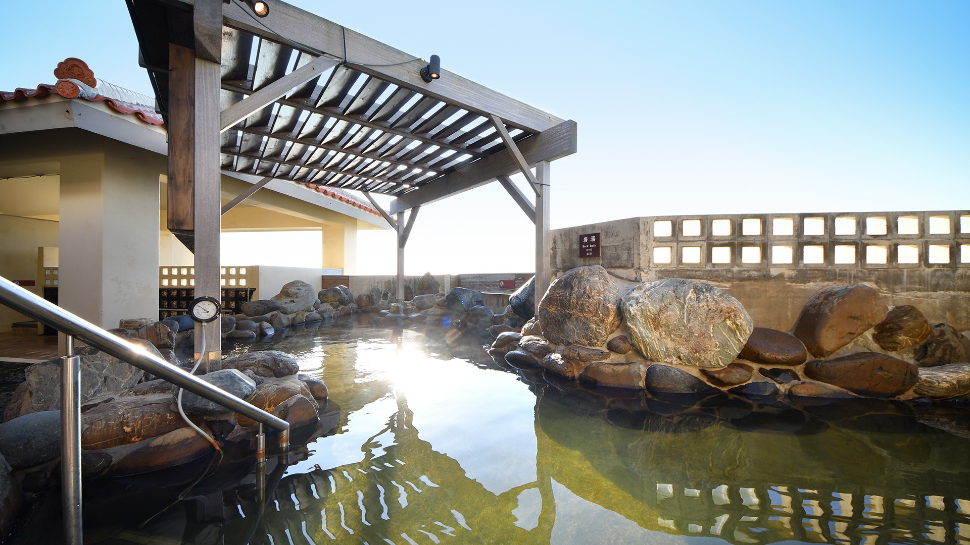 岩湯(金龍)　青空や星空を見上げることができ解放感抜群