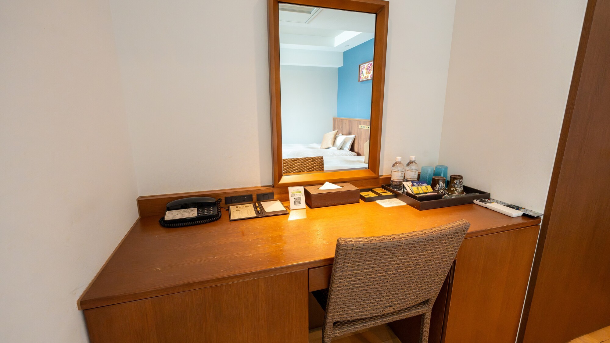 広々としたデスクは、PC作業や身支度にご活用いただけます