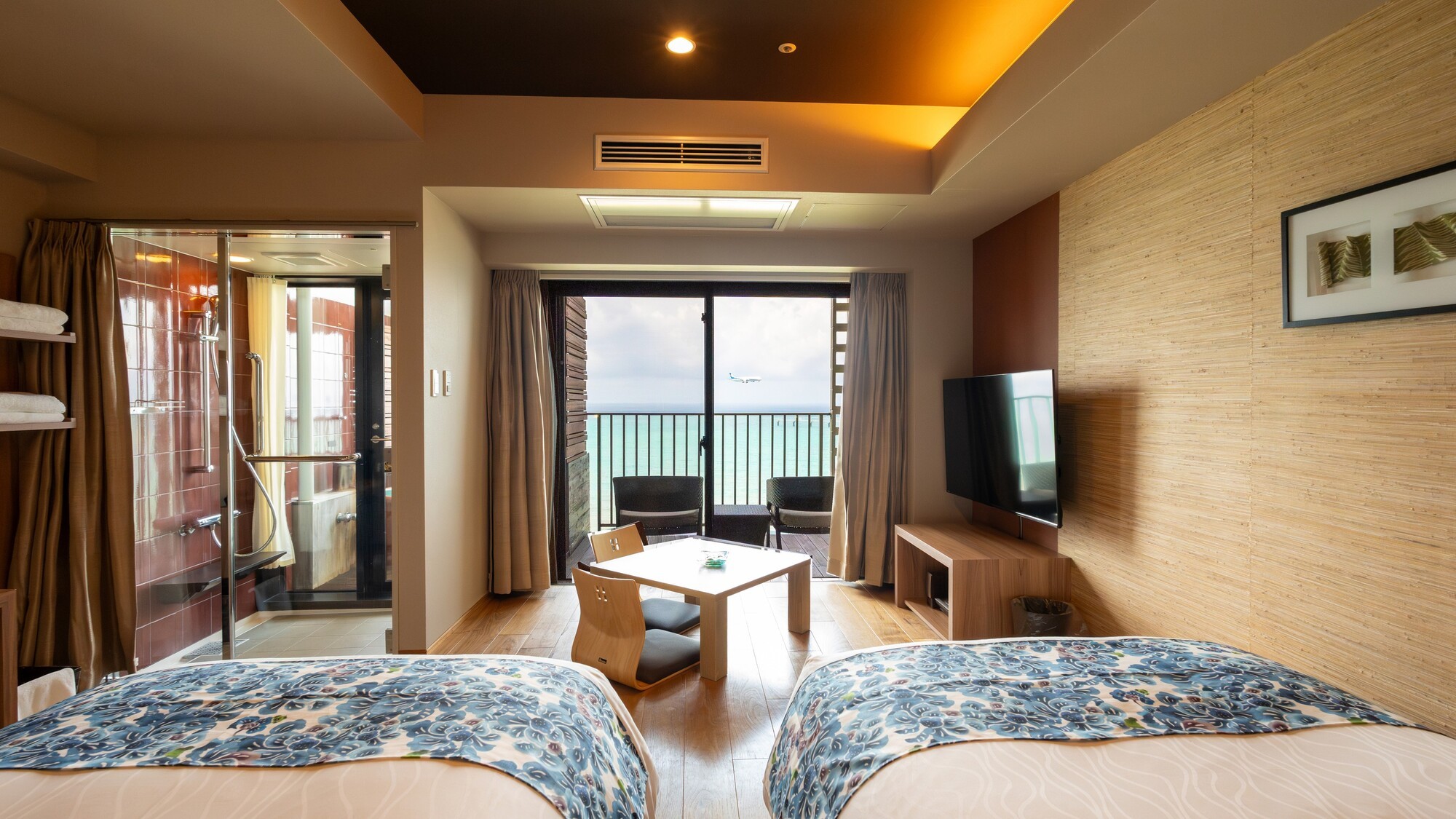 客室中央から望む海と一体となる開放的な空間