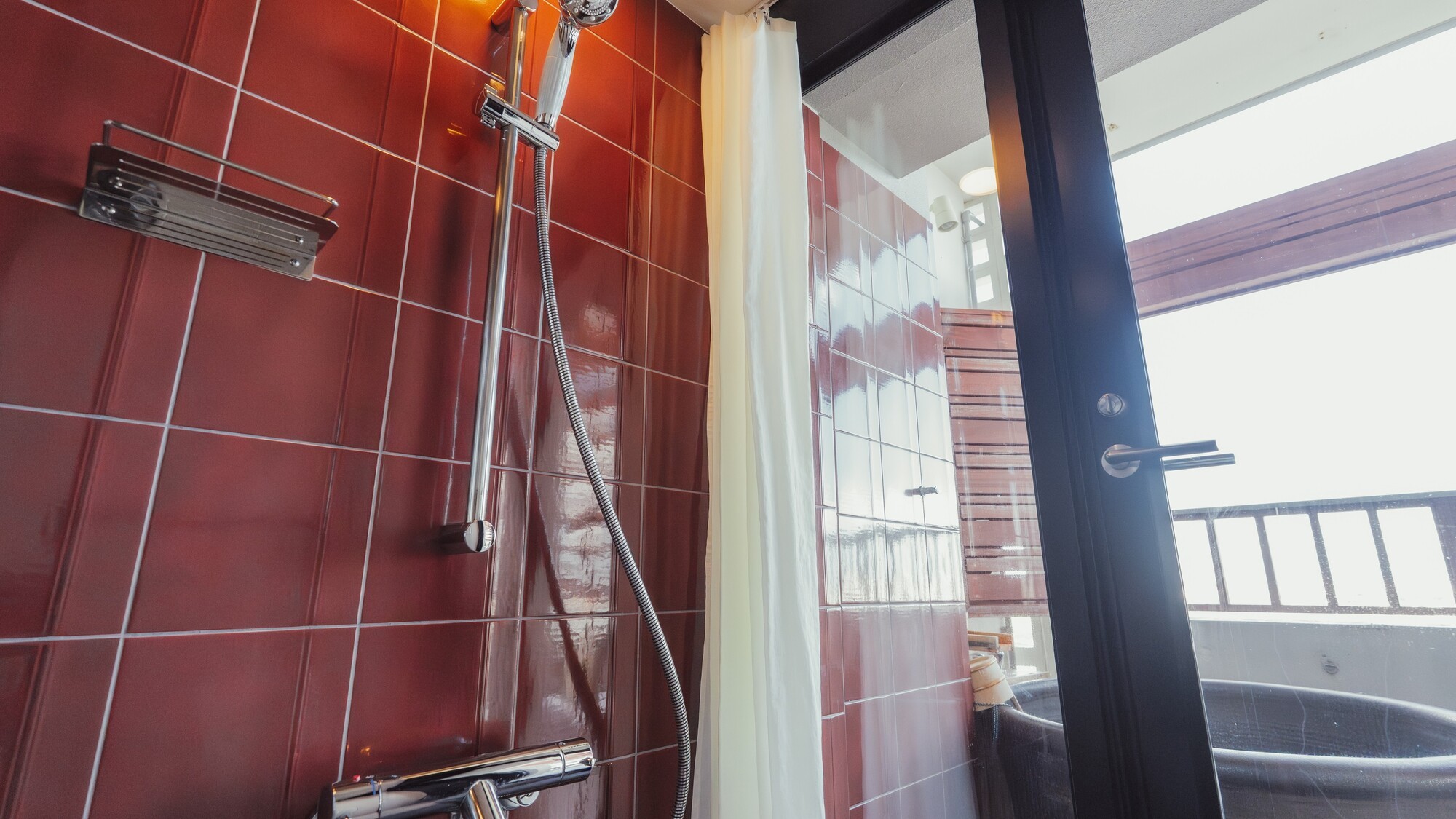 シャワールームの奥には客室露天風呂