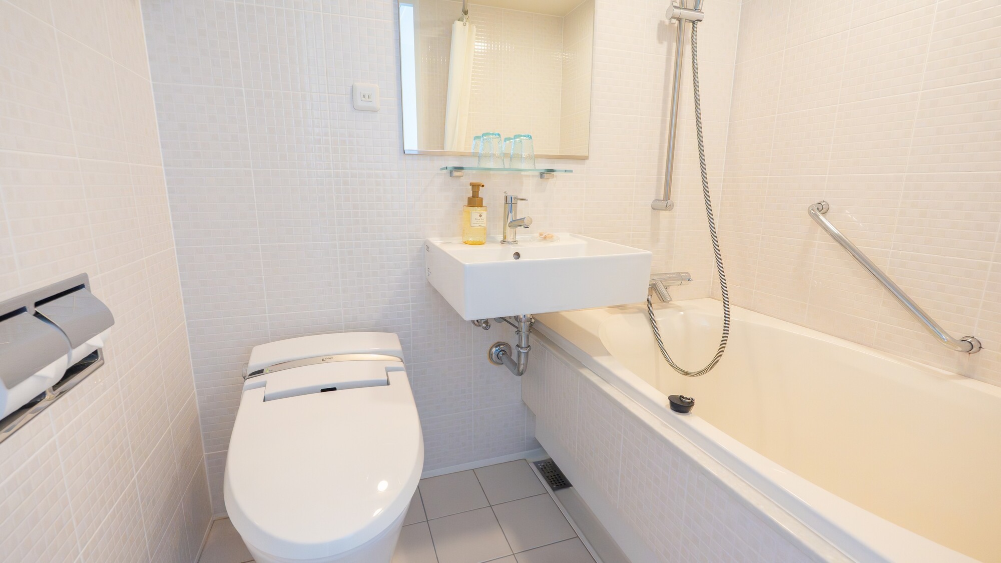 ゆったりとしたバスタブと、洗浄機能付きトイレを完備