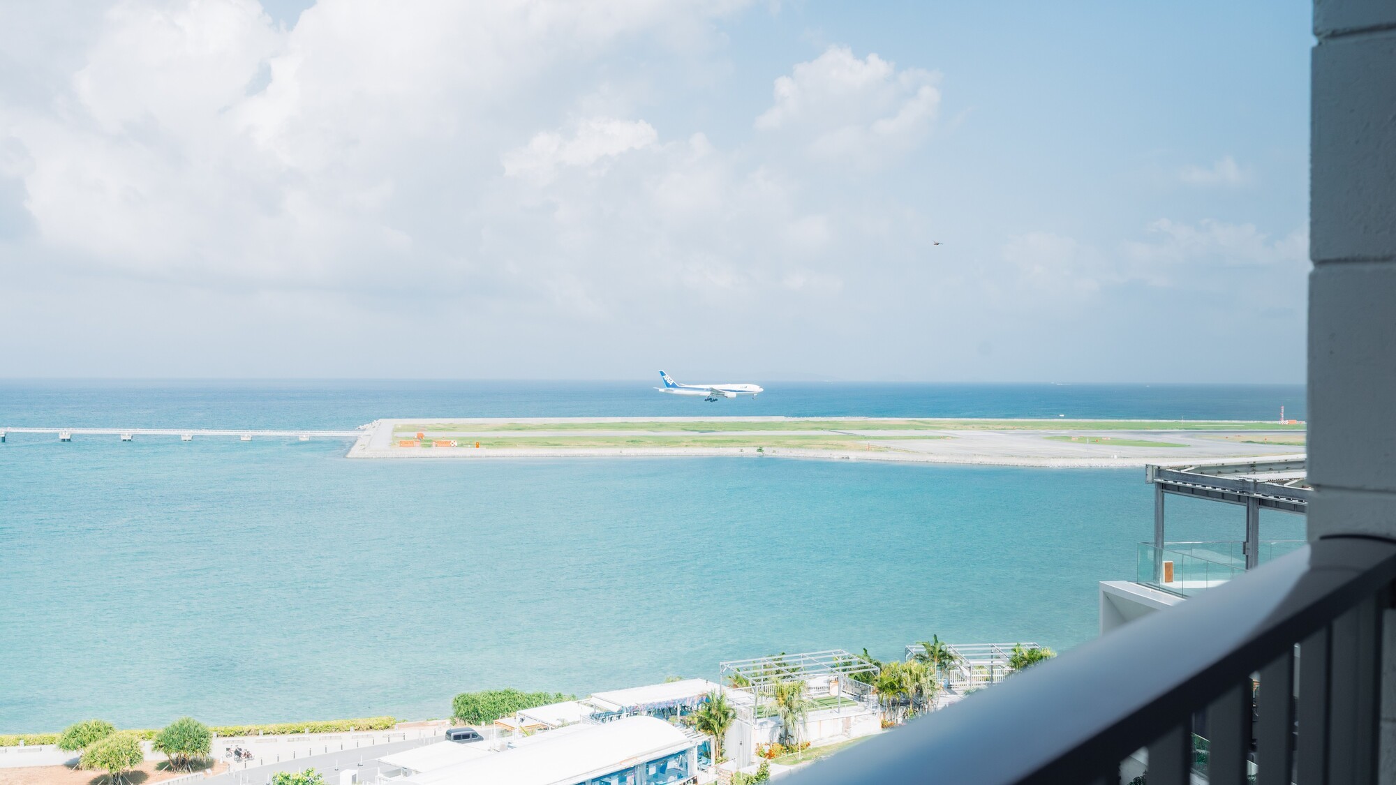 ダイナミックな飛行機の離発着の光景が楽しめる