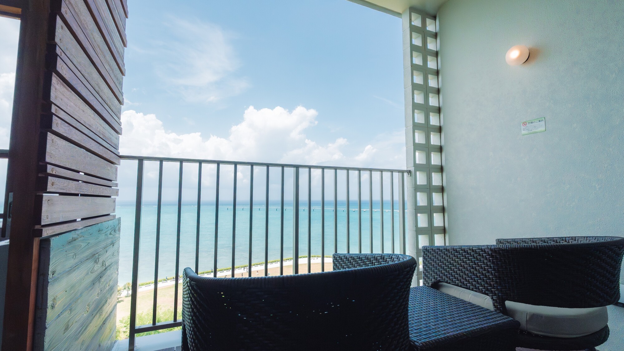 エメラルドグリーンの海を独り占めプライベートテラス