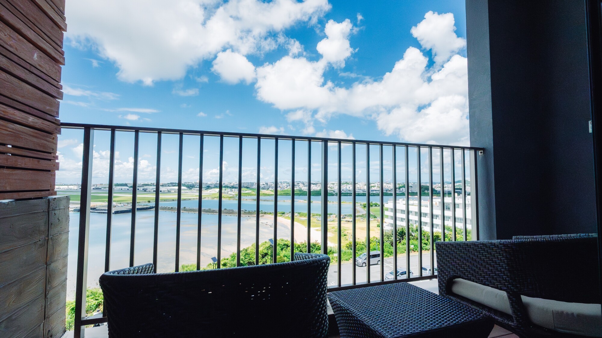 温泉露天風呂と合わせ絶景テラスでリラックス