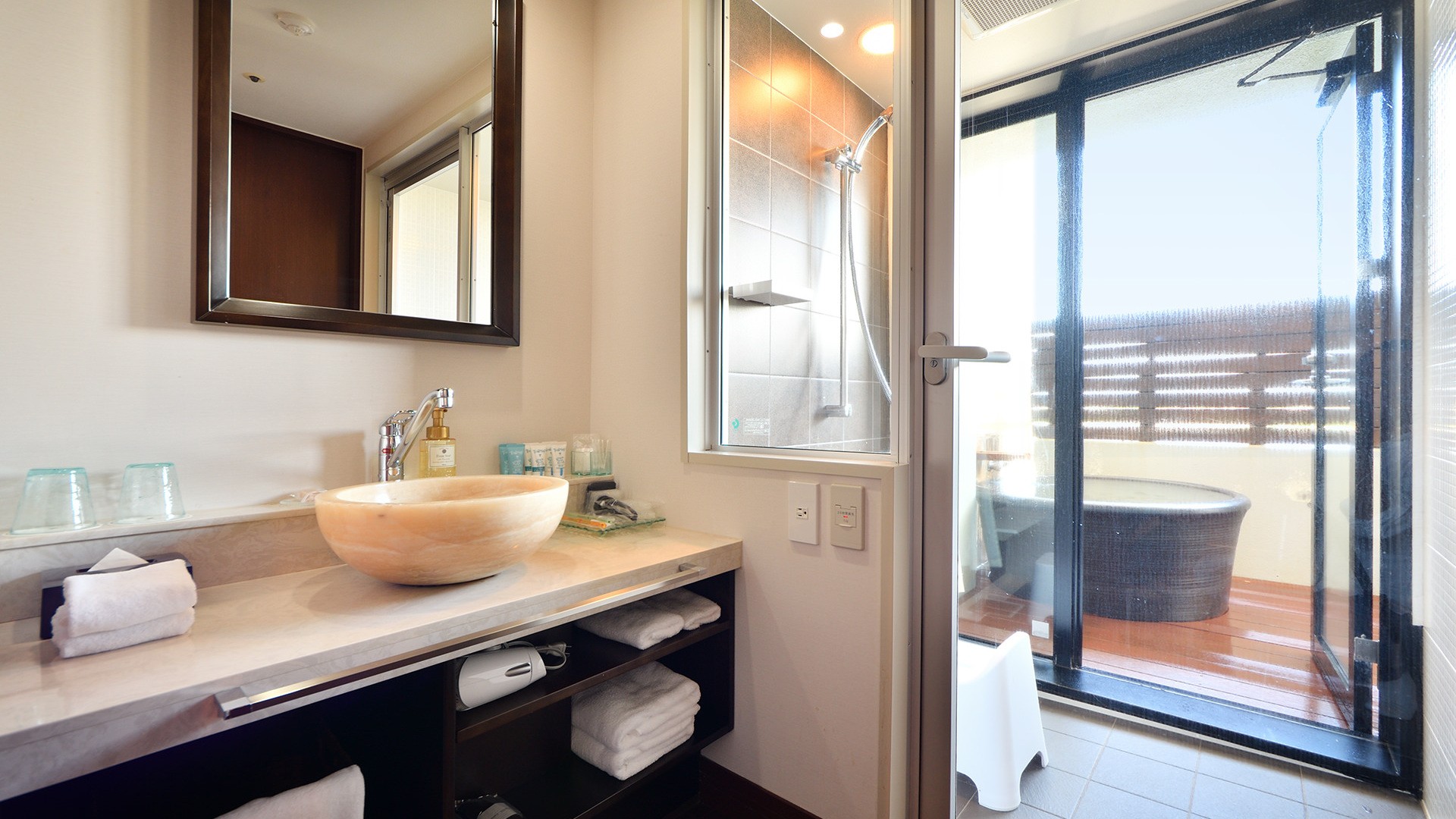 快適なパウダールームと、その先に待つ温泉