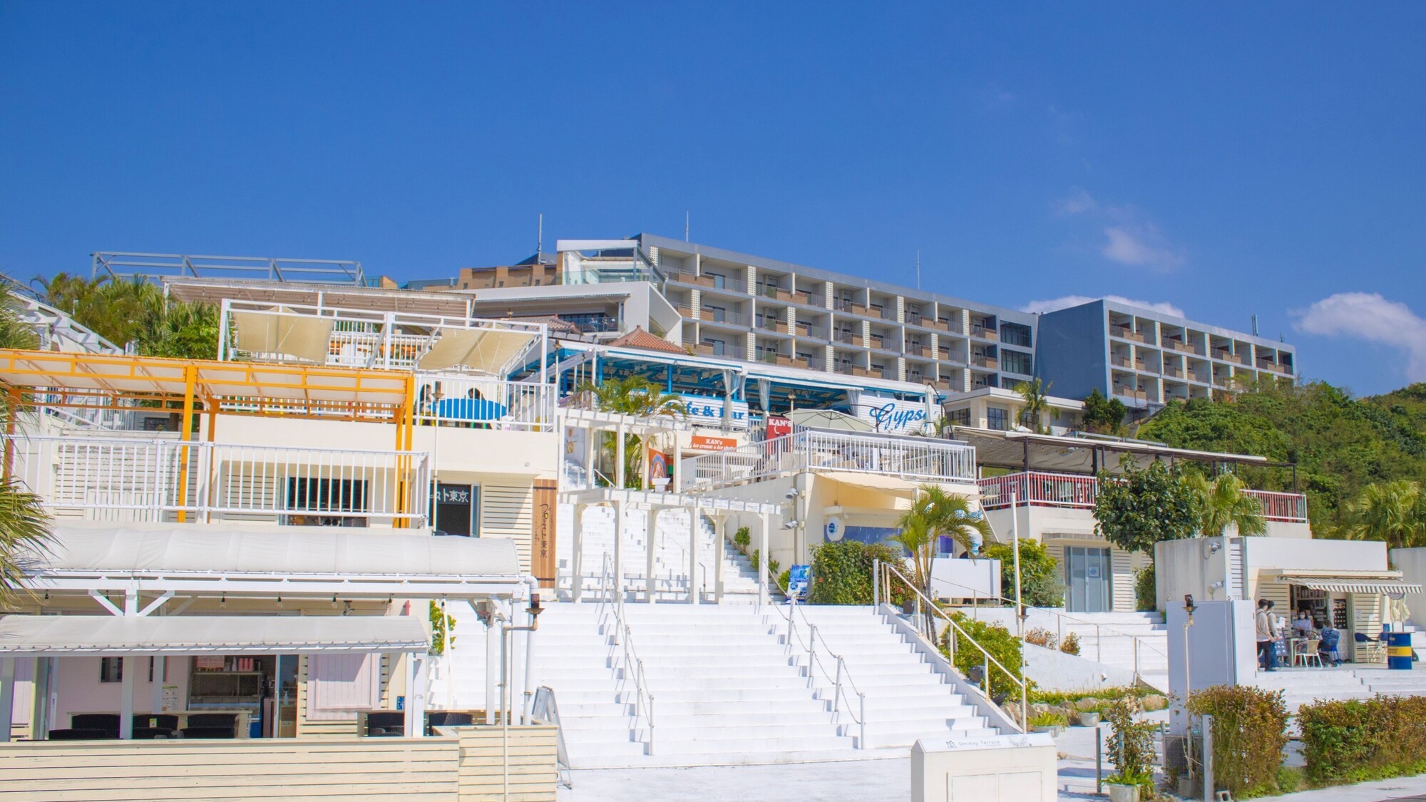 那覇空港に隣接した瀬長島にある癒しと感動のウミカジテラス