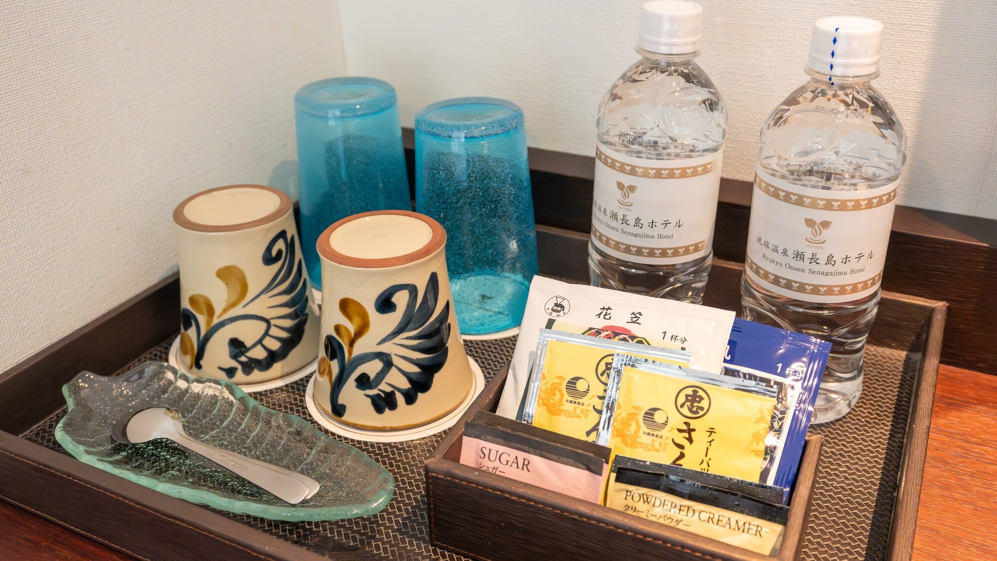 ティーセットを伝統的なやちむんと琉球ガラスで