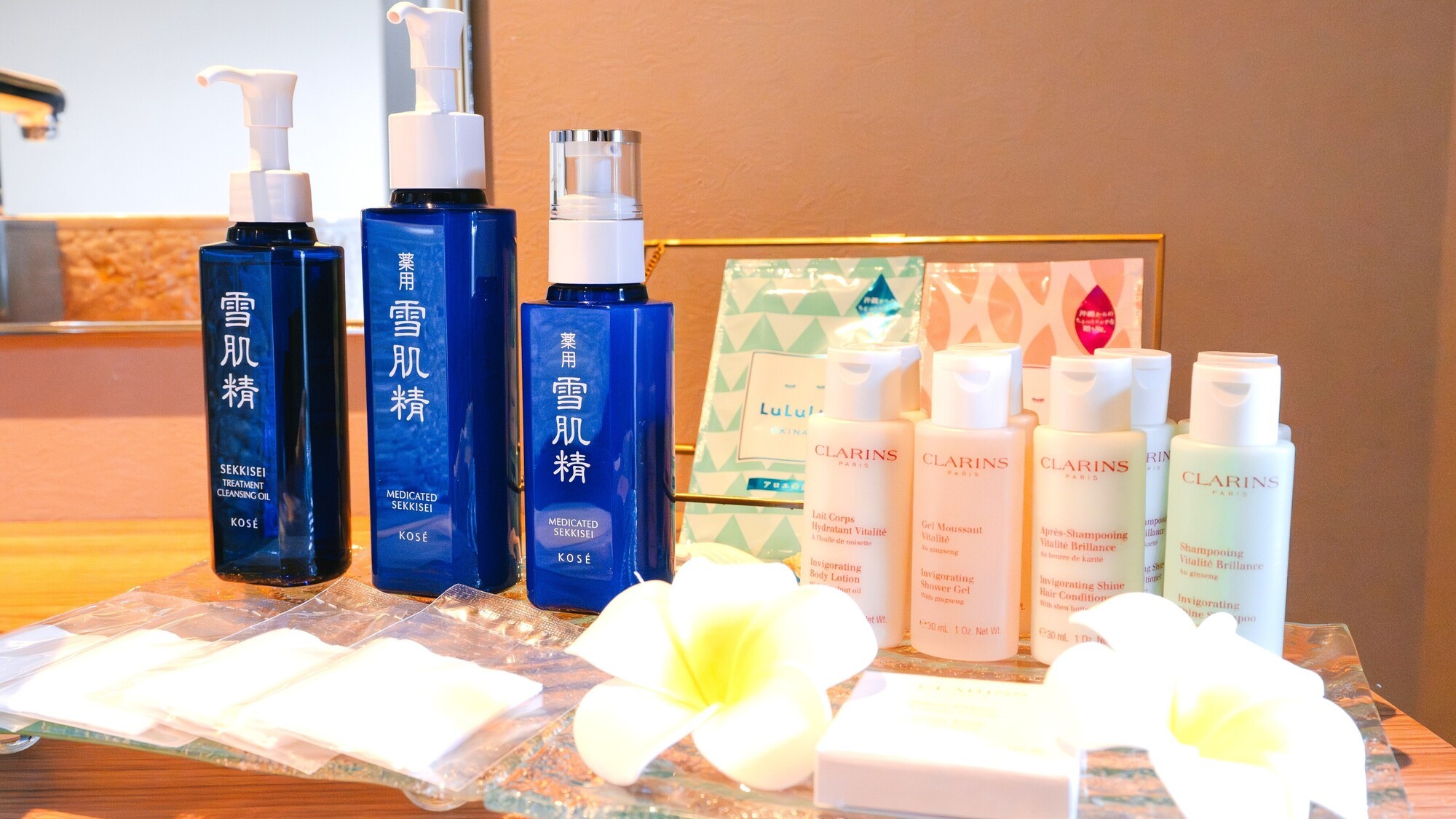 スキンケアは「雪肌精」バスアメニティは「クラランス」