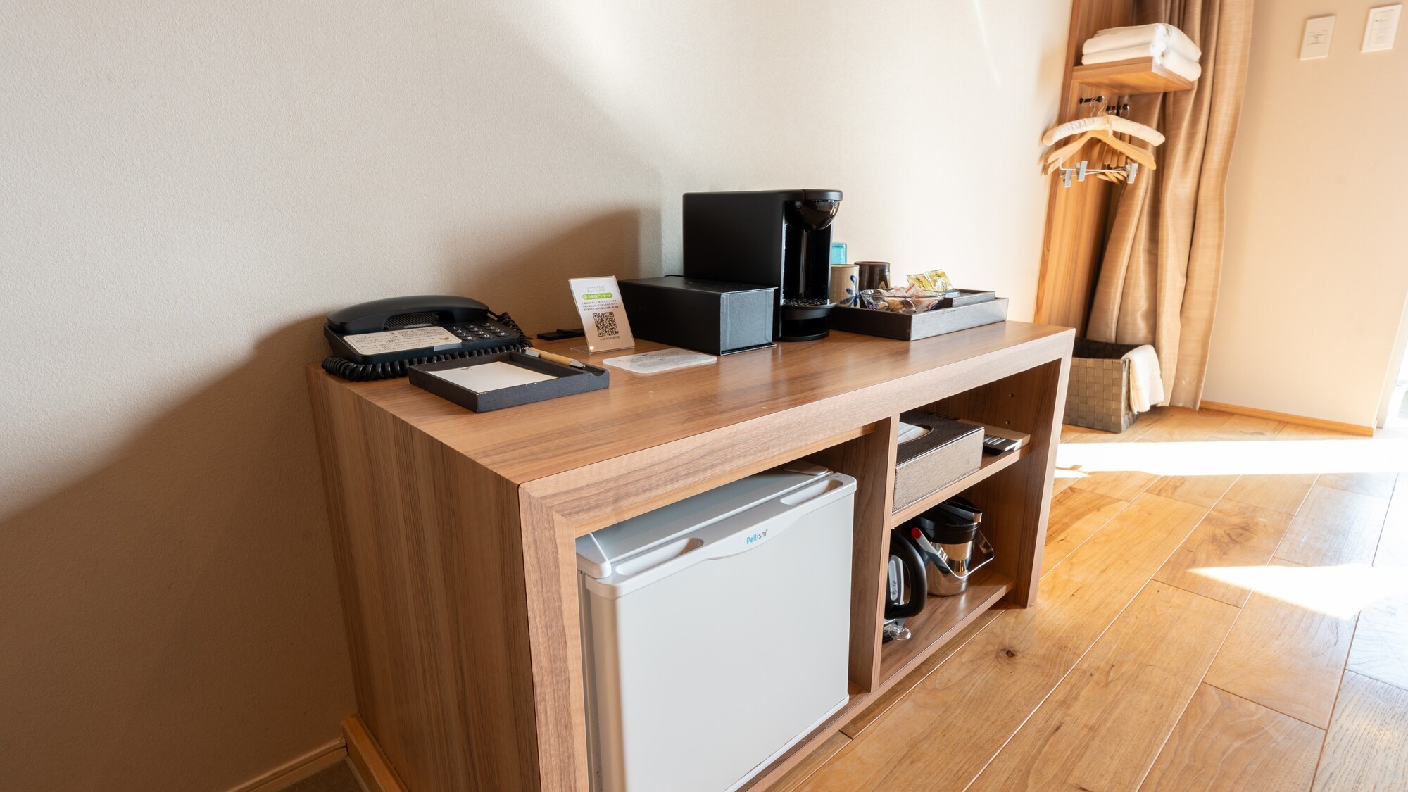 冷蔵庫や電気ケトルもご用意し、快適なご滞在をサポートします
