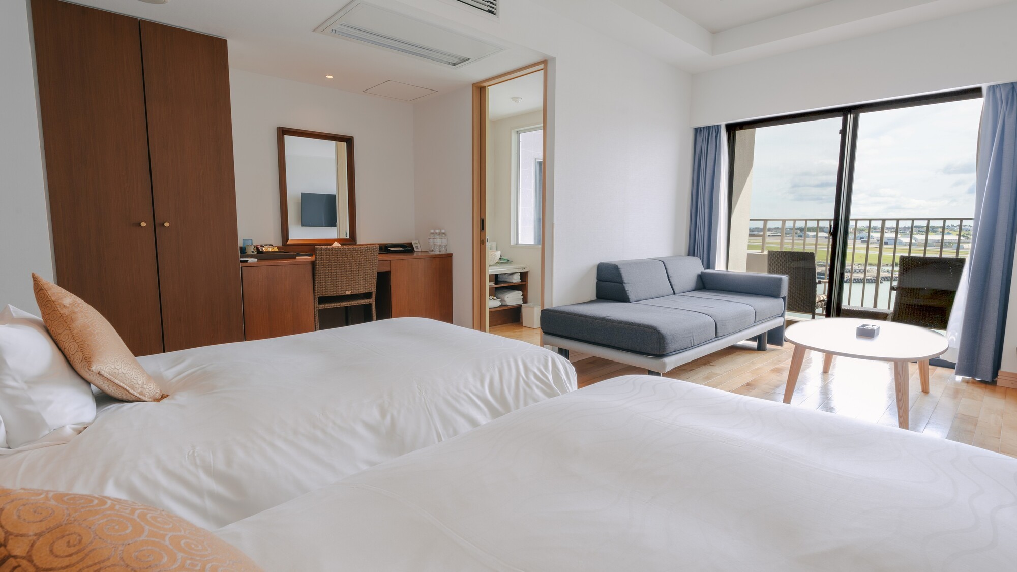 広々とした室内と、絶景を望むバルコニーが魅力の客室