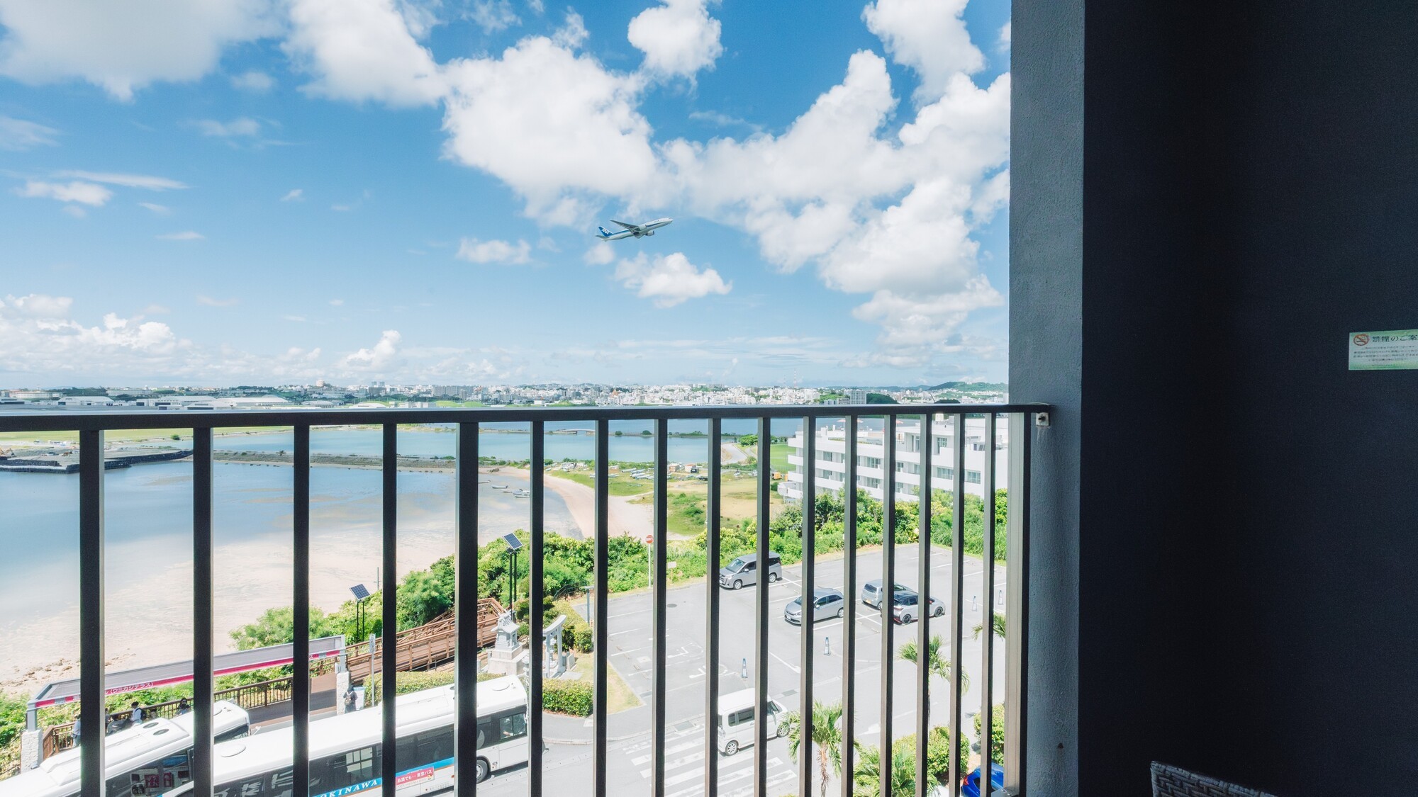 青い空と海、そして那覇空港の滑走路