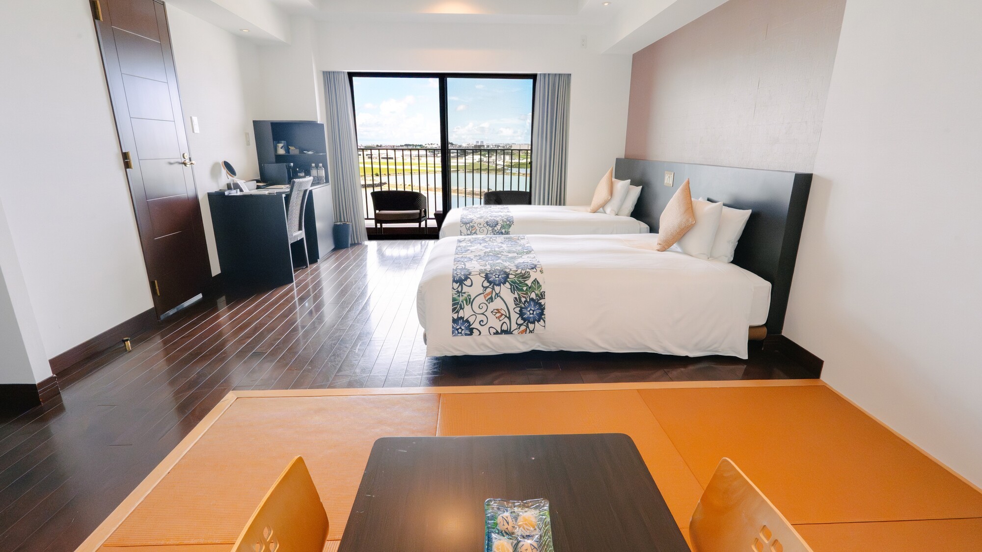 和のぬくもりと洋の快適さを融合したデラックス和洋室