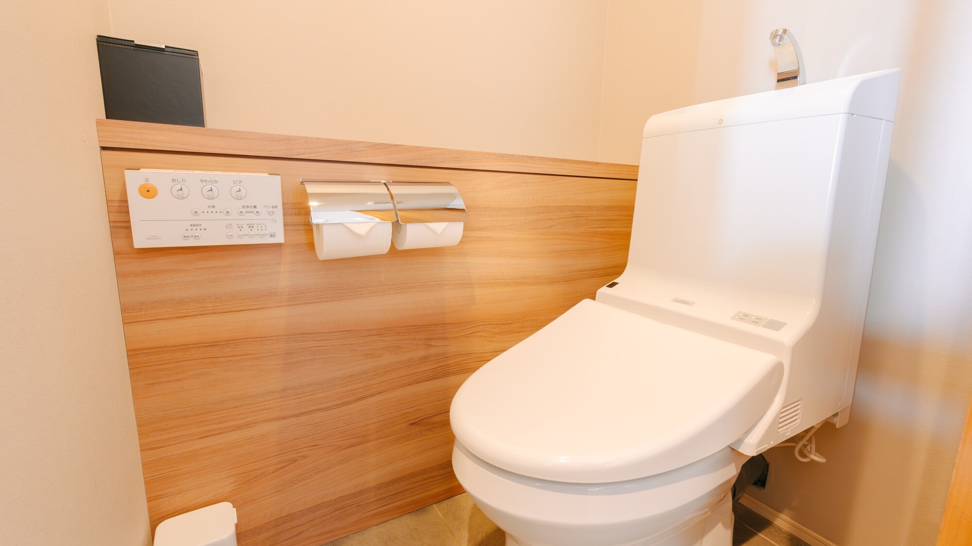 木目調の温かみあるデザインで、清潔感あふれる独立型トイレ