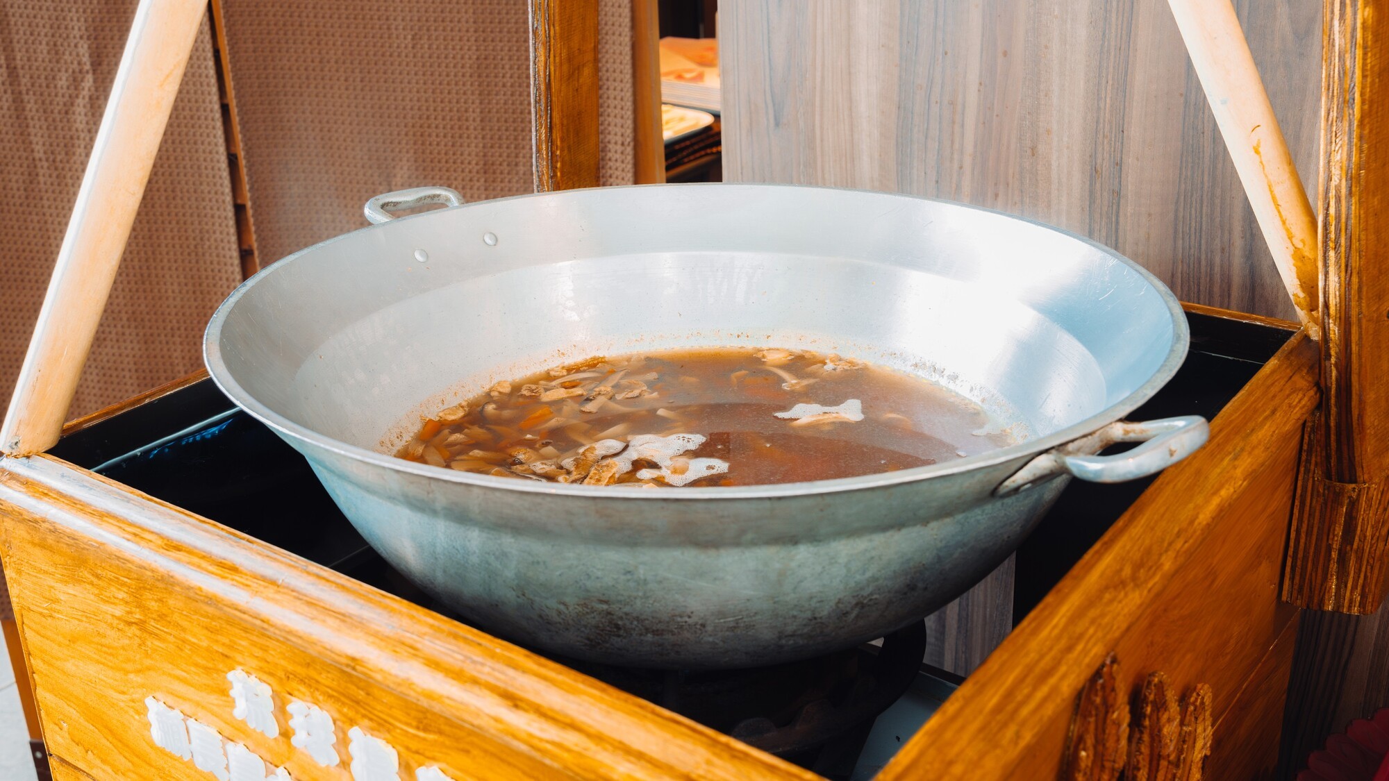 迫力満点！黄金に輝く「しんめい鍋」