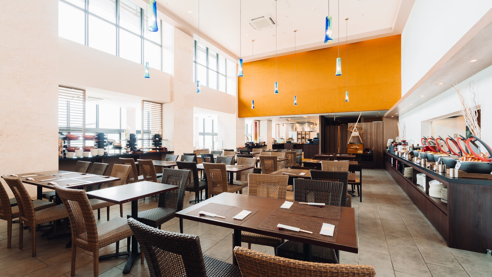 光が降り注ぐ オーシャンダイニング 風庭（かじなぁ）