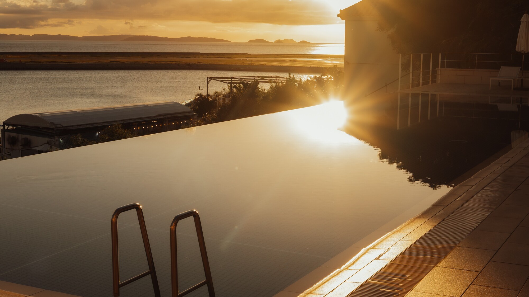 黄金色の輝きを纏うインフィニティプール