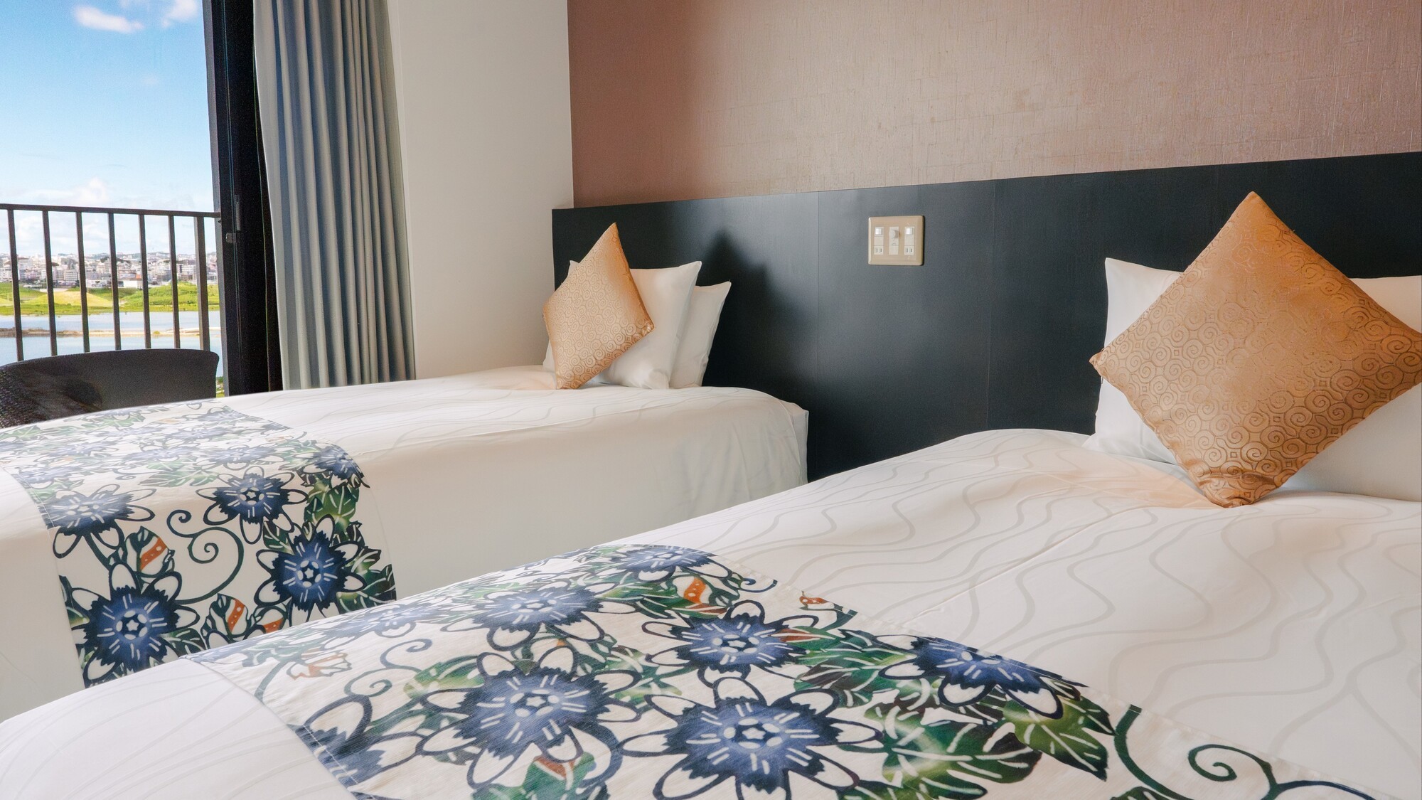 沖縄の海や花を思わせる美しい模様のフットスロー