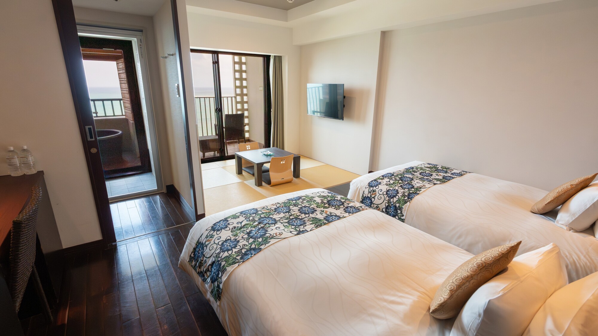 広々としたツインベッドと、琉球畳の落ち着いた空間