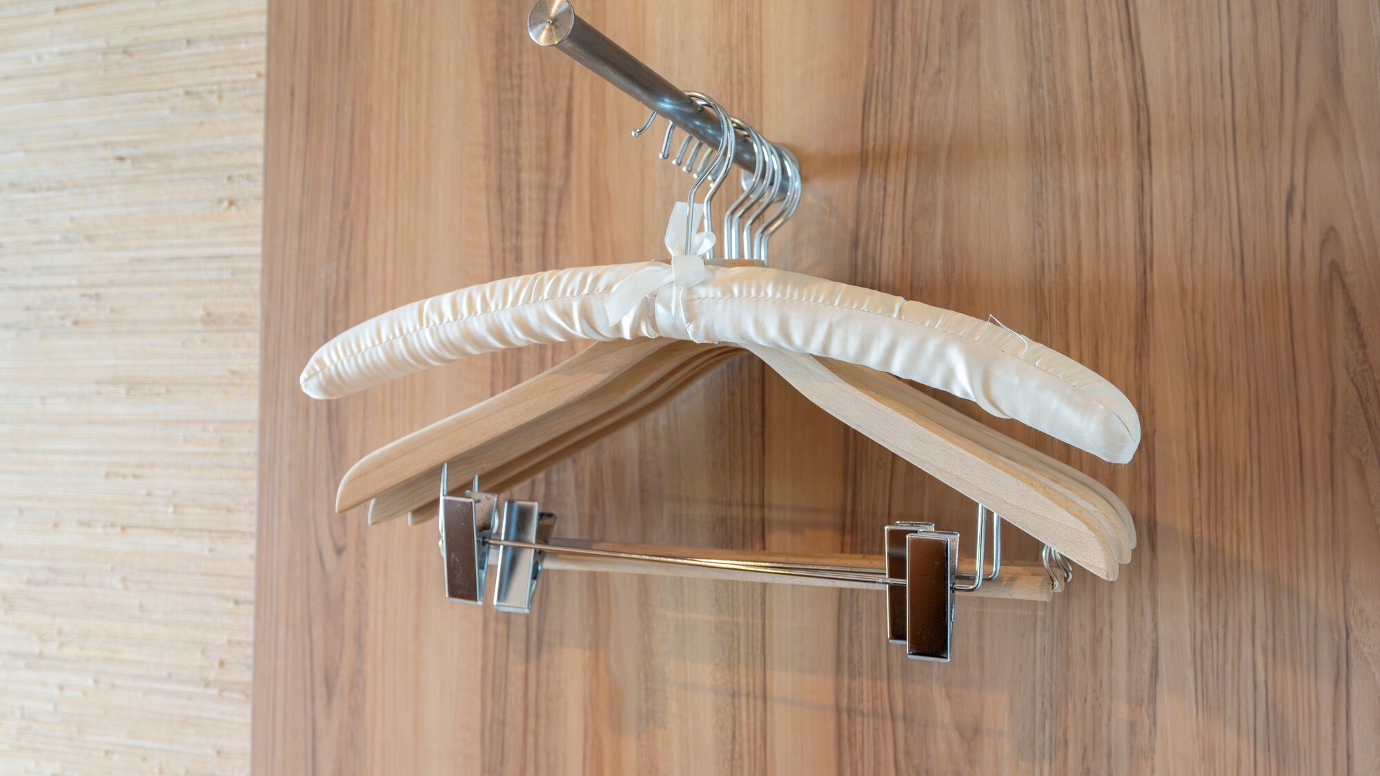 木製ハンガーとクリップ付きハンガーをご用意