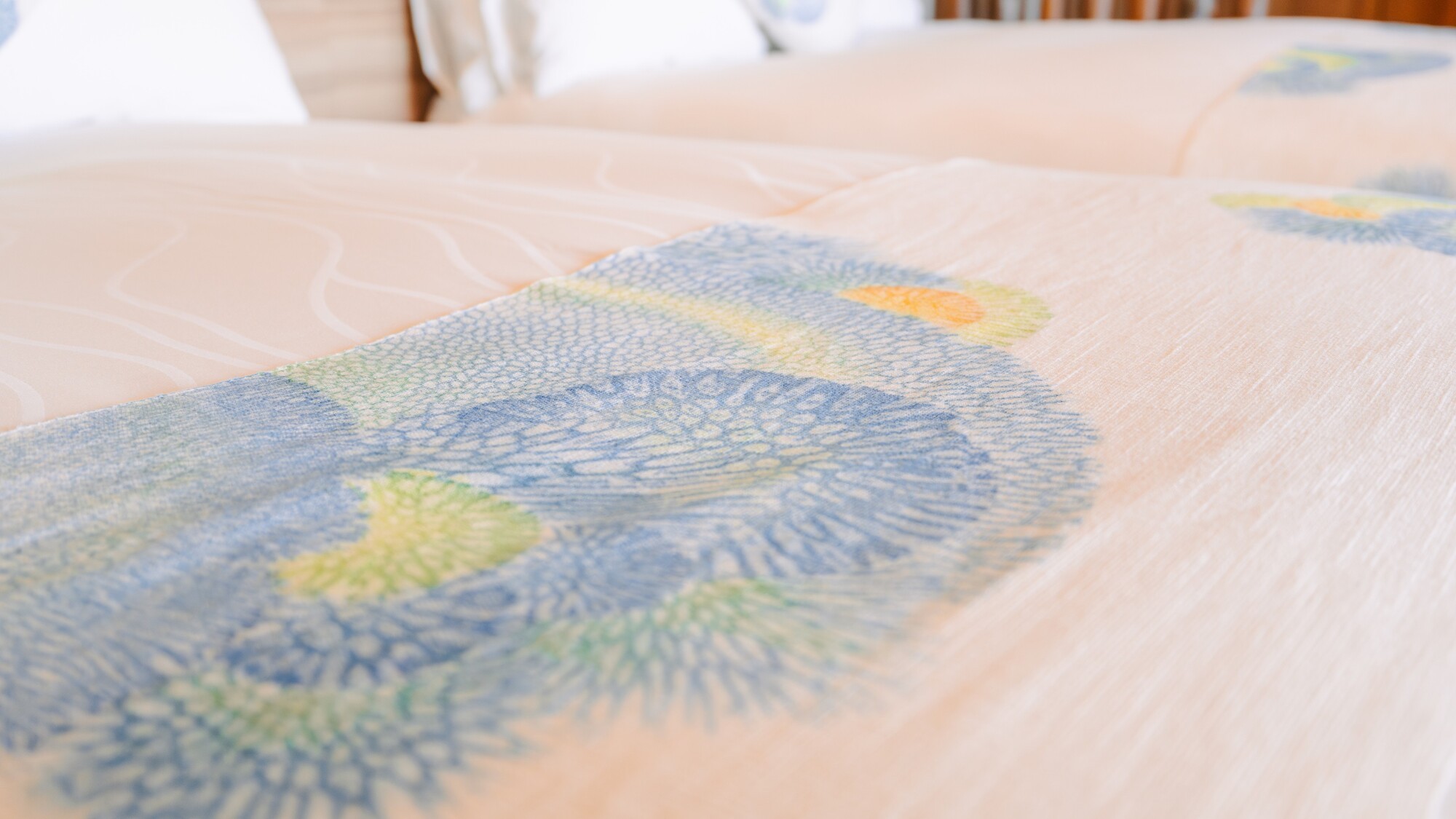 琉球の伝統工芸品「サンゴ染め」のベッドスロー