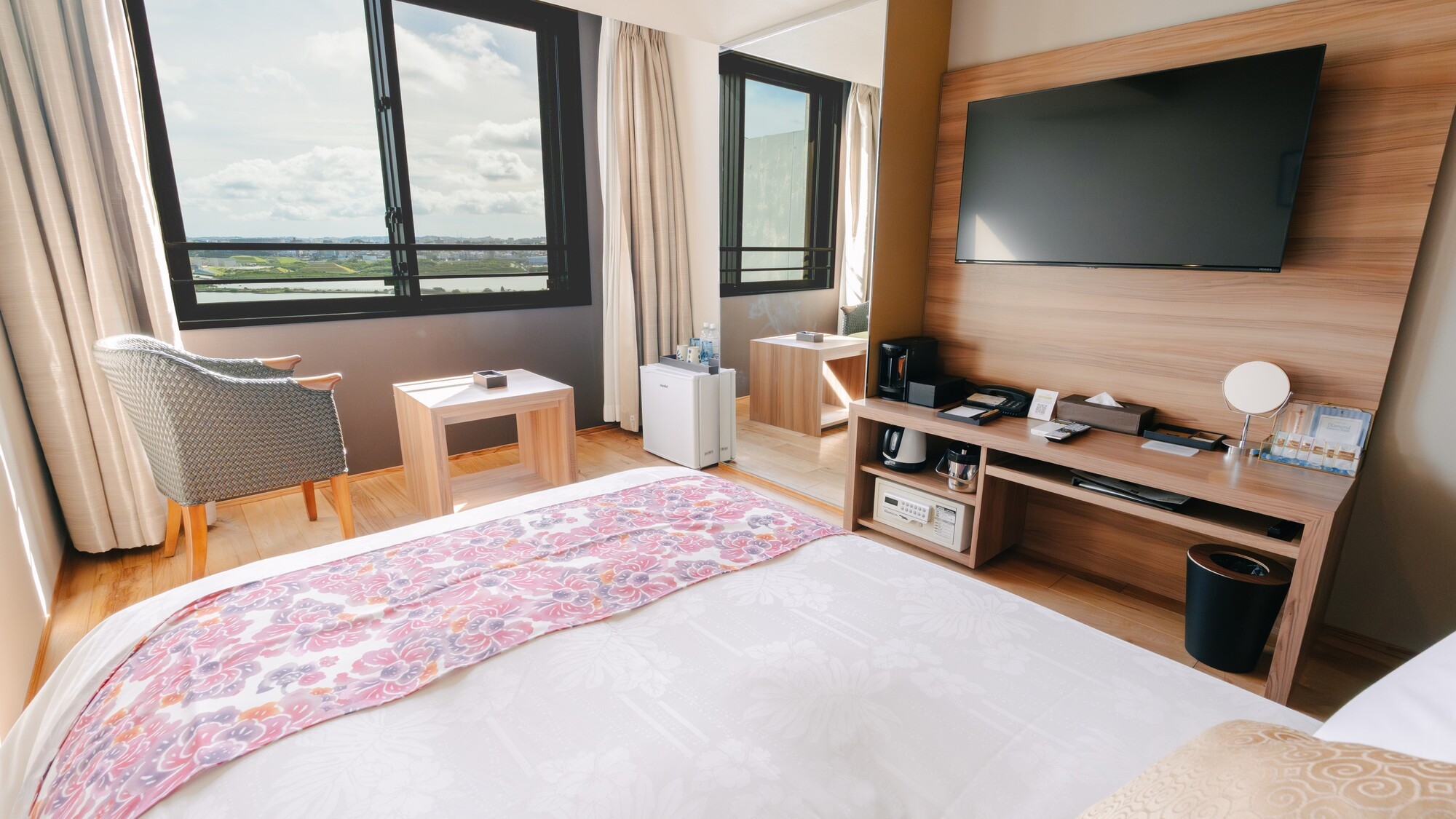 ベッド幅140cmの広々としたベッドで快適な眠りをお約束します