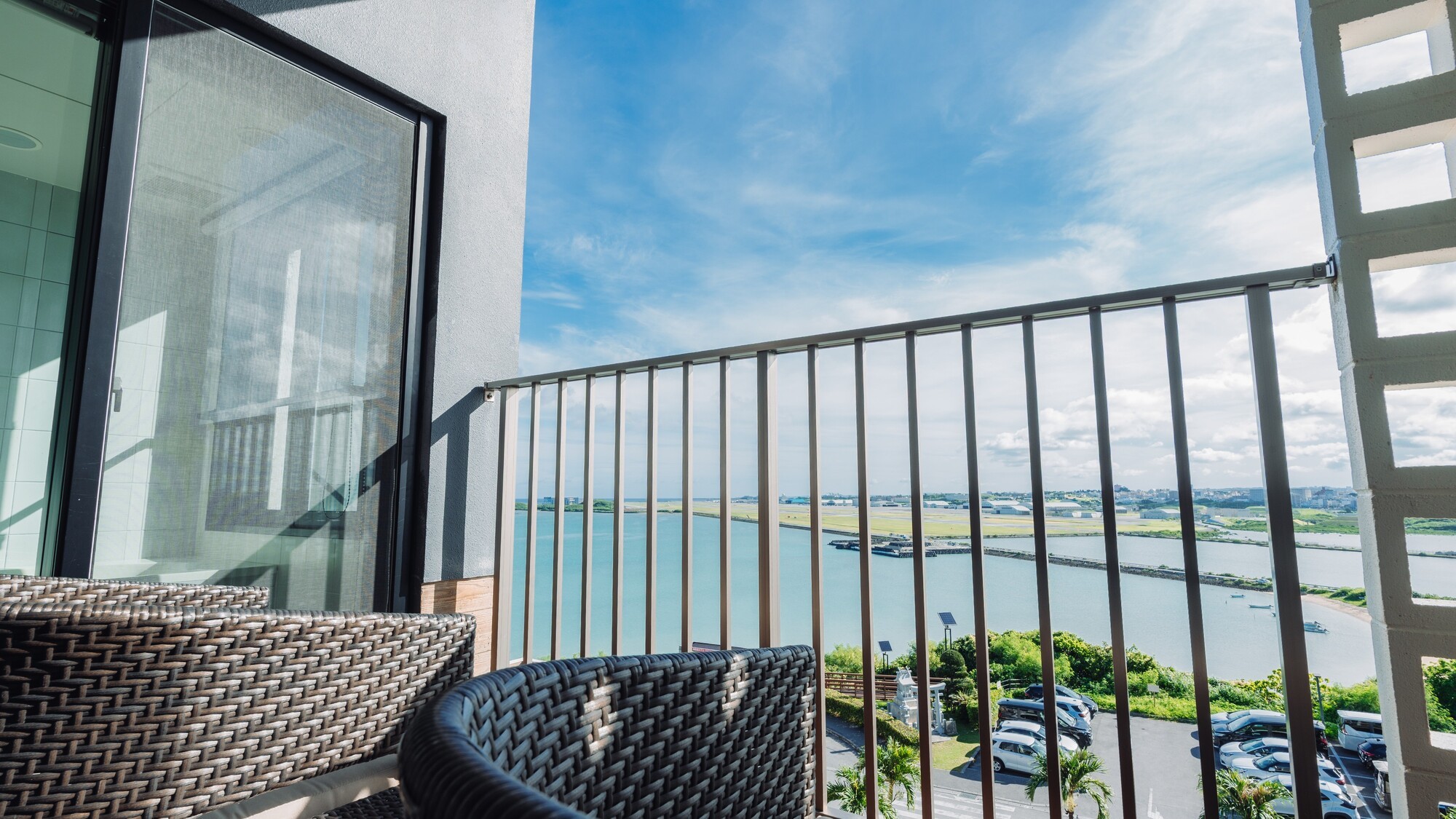 那覇空港の滑走路を眼下に、飛行機の離発着を楽しめます