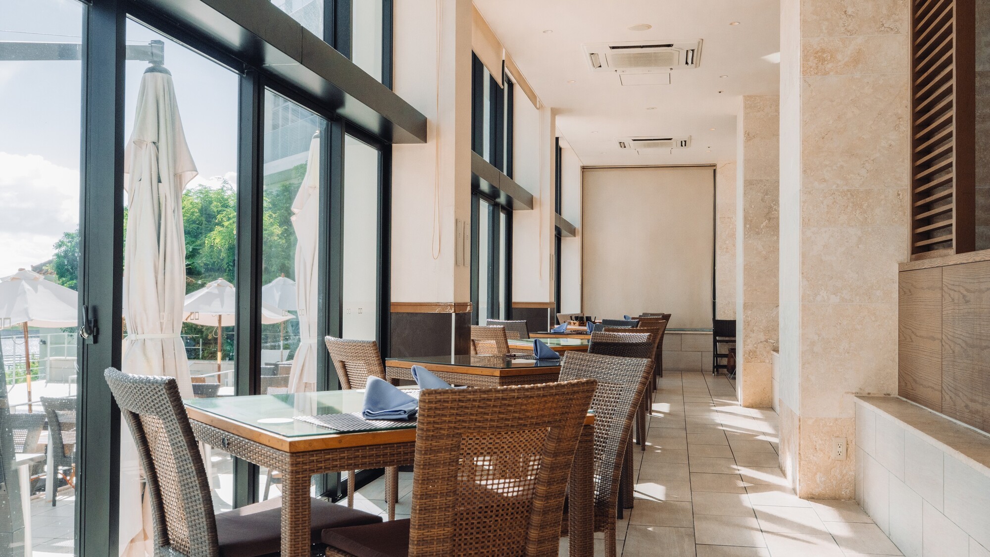 明るい空間でのお食事をお楽しみください